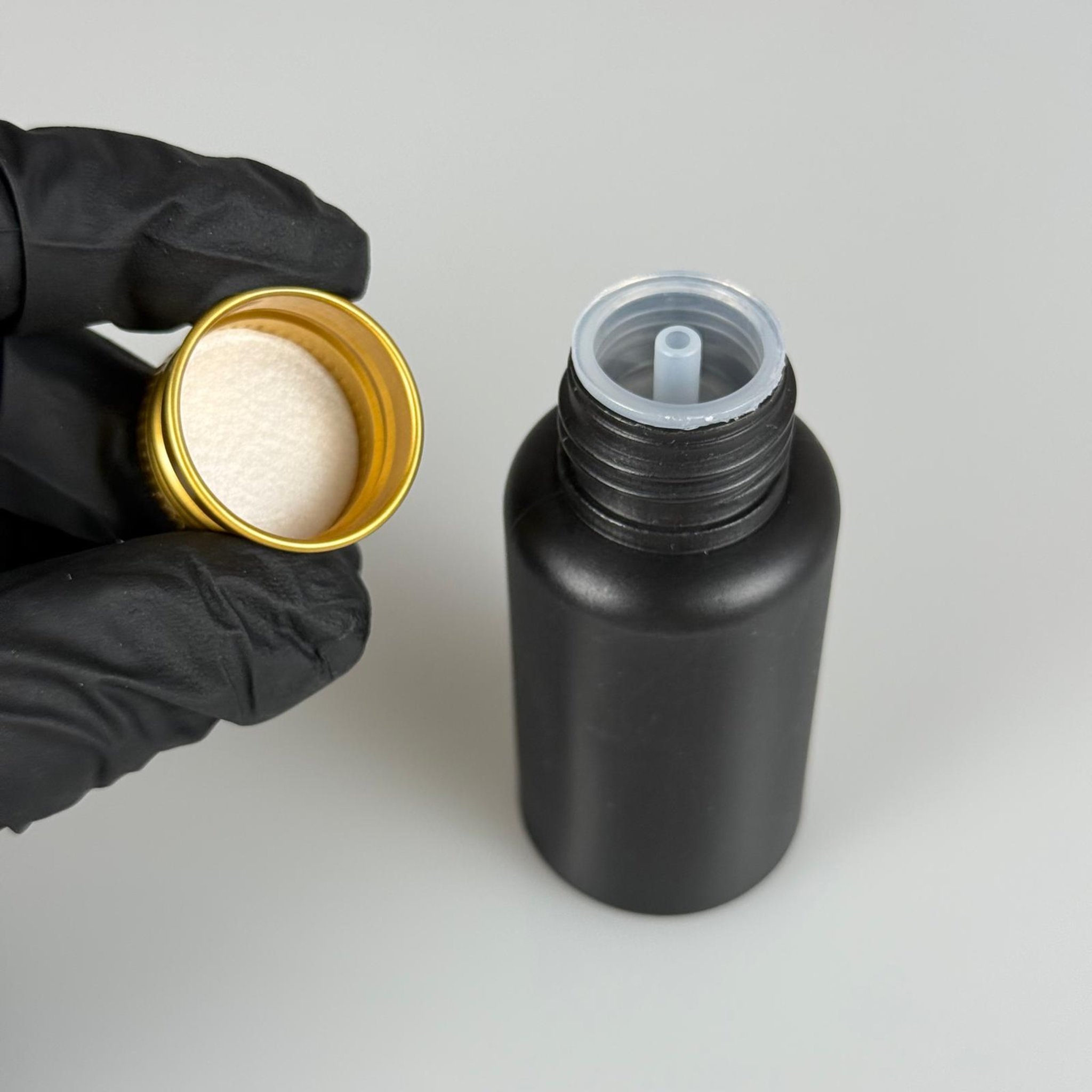 50 CC SİYAH POLİETİLEN PLASTİK ASETON ŞİŞESİ ( 24 AĞIZ ) + KÖPÜK CONTALI GOLD METAL ALÜMİNYUM KAPAK + KOLONYA TIPALI TAKIM - 50 ML KAPAKLI SİYAH PLASTİK ŞİŞELER