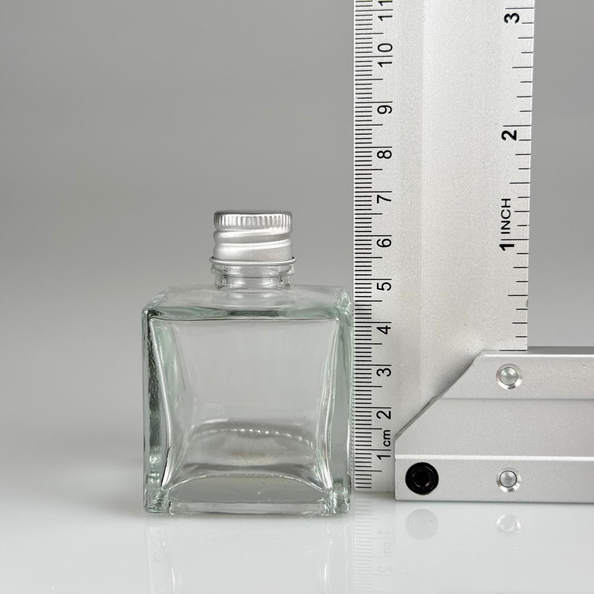 50 CC KARE BAMBU ŞİŞE + GÜMĞŞ ALÜMİNYUM METAL KAPAKLI TAKIM - 50 ML ŞEFFAF CAM ŞİŞE
