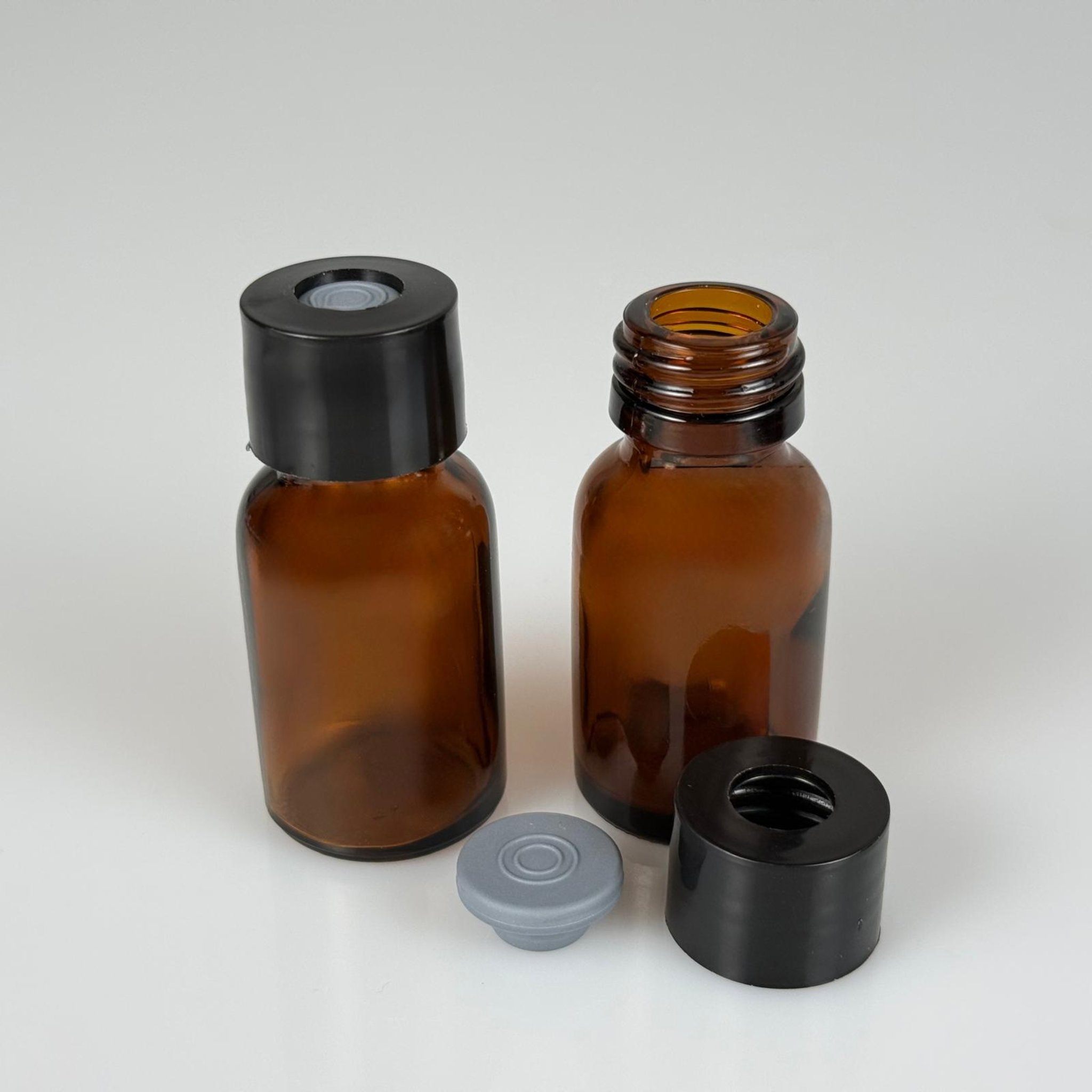FLAKON ENJEKTÖR SERUM ŞİŞESİ - 20 ML AMBER ECZA CAM ŞİŞE + VİDALI DELİKLİ KAPAK (ELLE ÇEVİREREK KAPANIR) + KAUÇUK BUTİL TIPA TAKIM