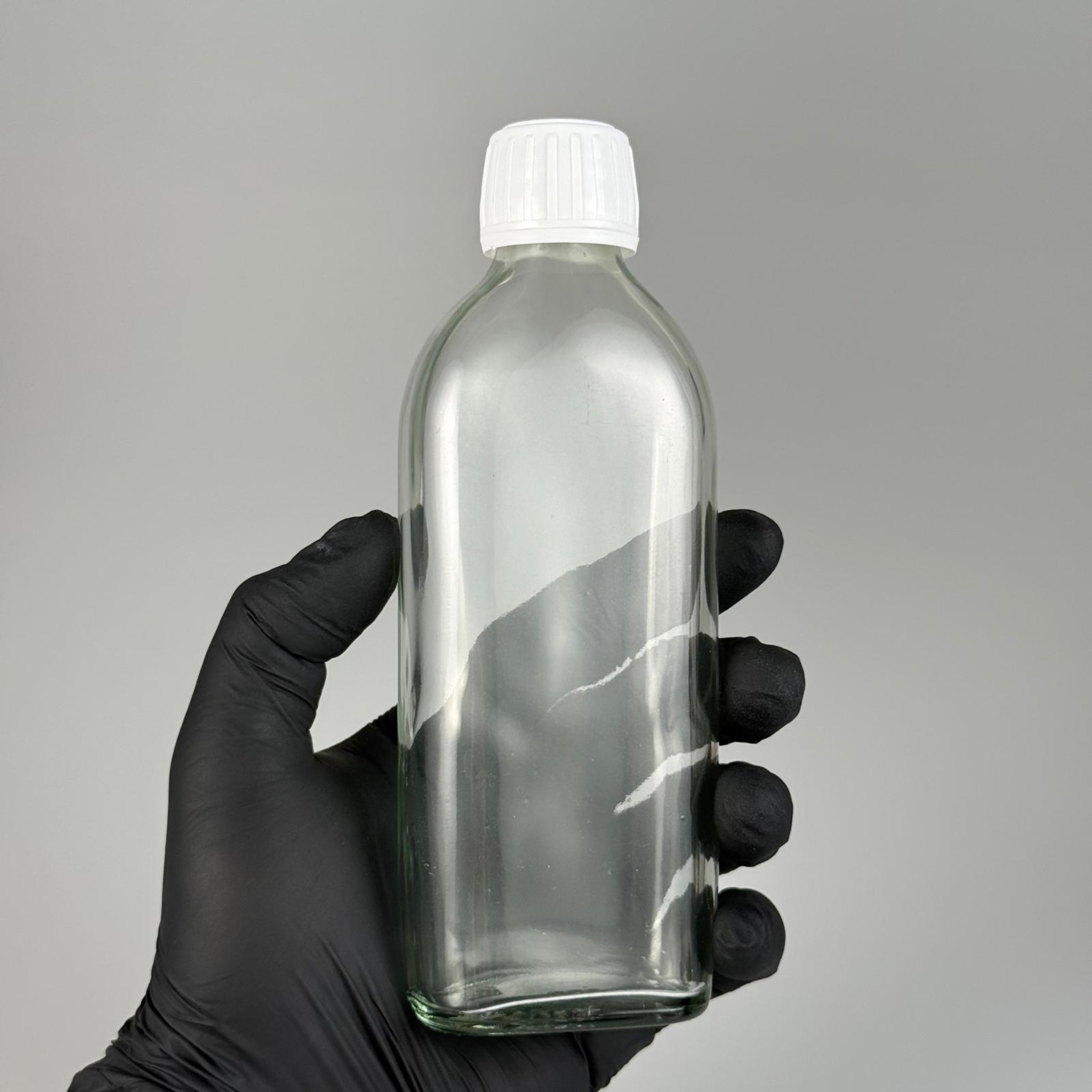 150 CC YASSI CAM ŞİŞE + BEYAZ KİLİTLİ PLASTİK KAPAK + 15 ML ÖLÇEK TAKIM - 150 ML YASSI CAM ŞİŞE