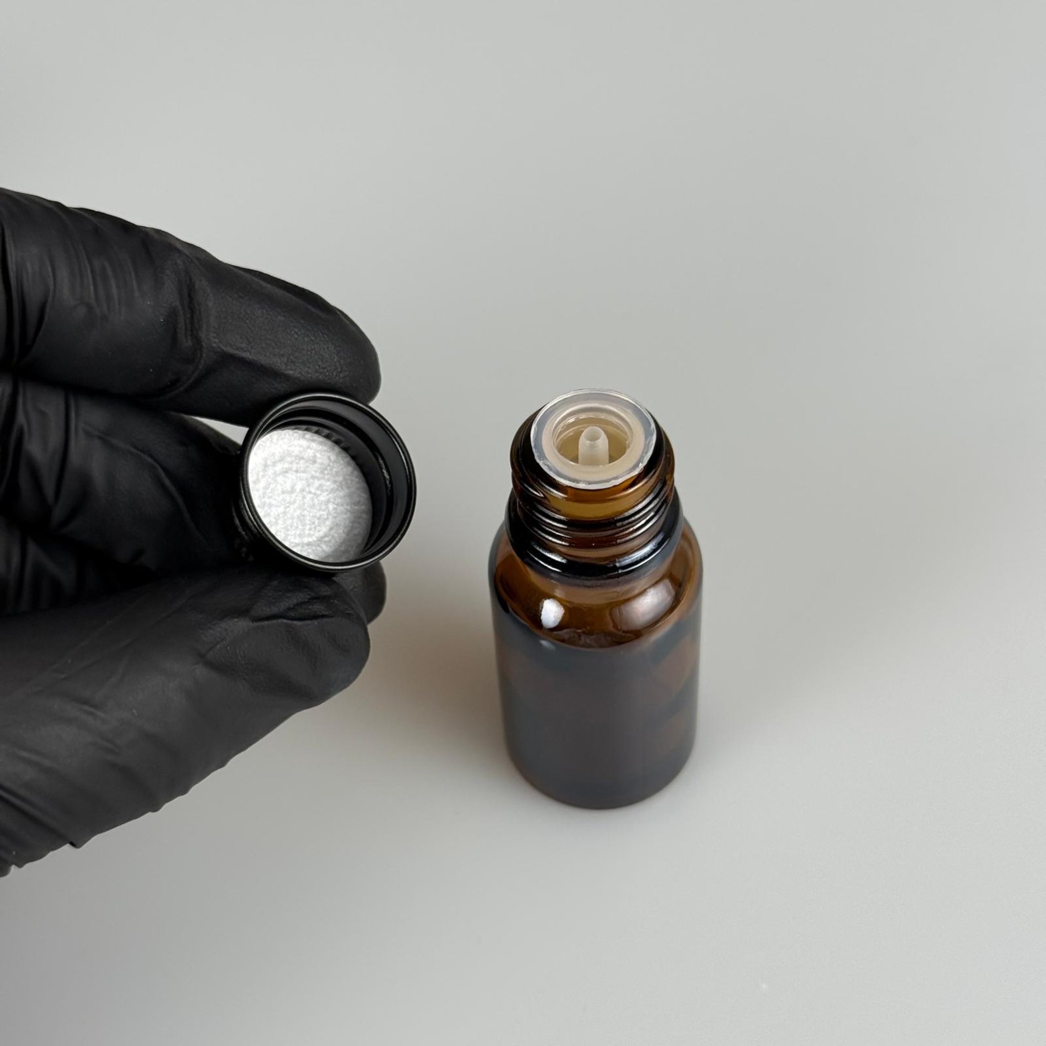 10 CC AMBER CAM ŞİŞE + KÖPÜK CONTALI SİYAH ALÜMİNYUM METAL KAPAKLI + DAMLALIKLI KOLONYA TIPALI TAKIM - 10 ML KAHVERENGİ CAM ŞİŞE
