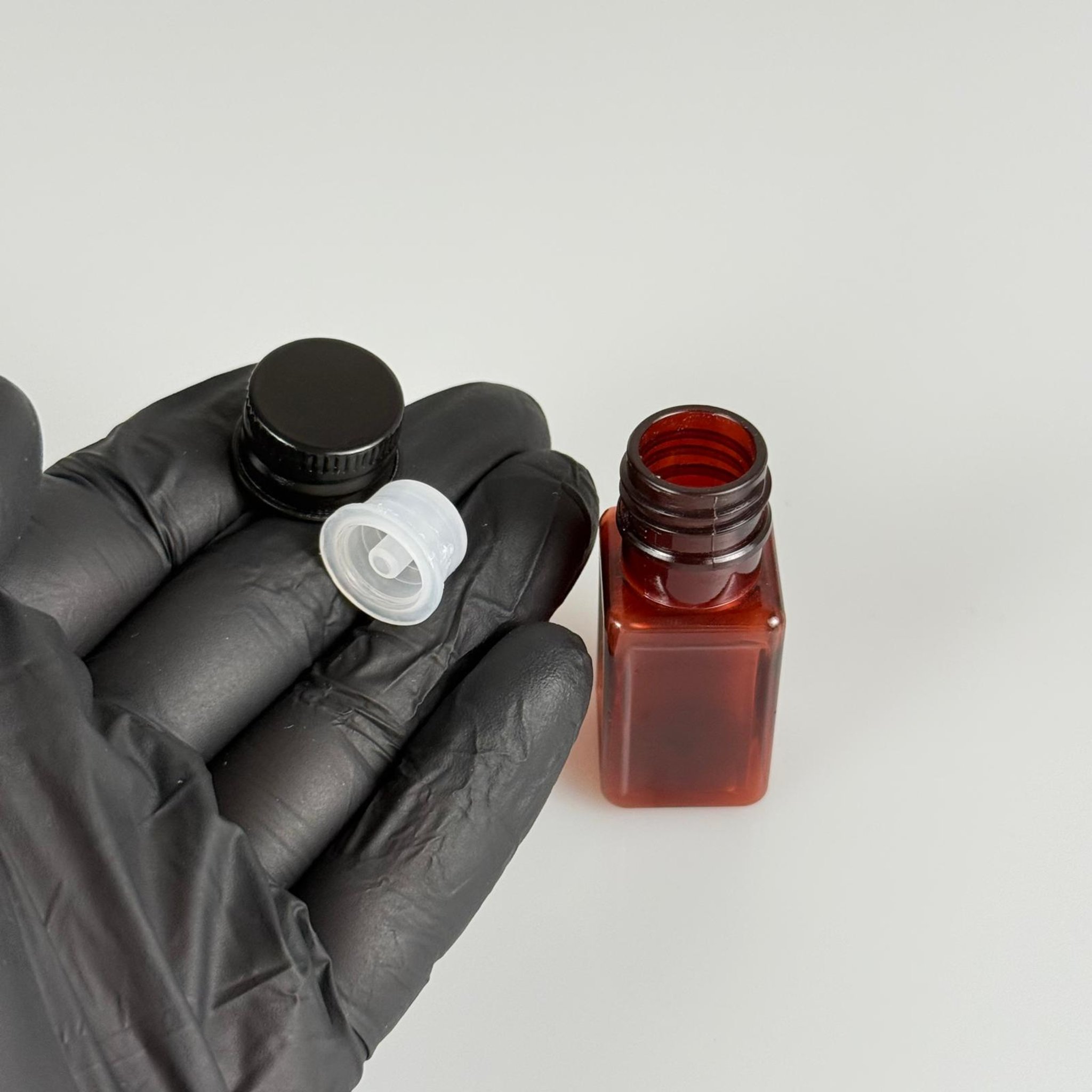 10 CC AMBER KARE PET SHOT ŞİŞE - KÖPÜK CONTALI SİYAH ALÜMİNYUM METAL KAPAKLI + DAMLALIKLI KOLONYA TIPALI TAKIM - 10 ML KAHVERENGİ PLASTİK ŞİŞE