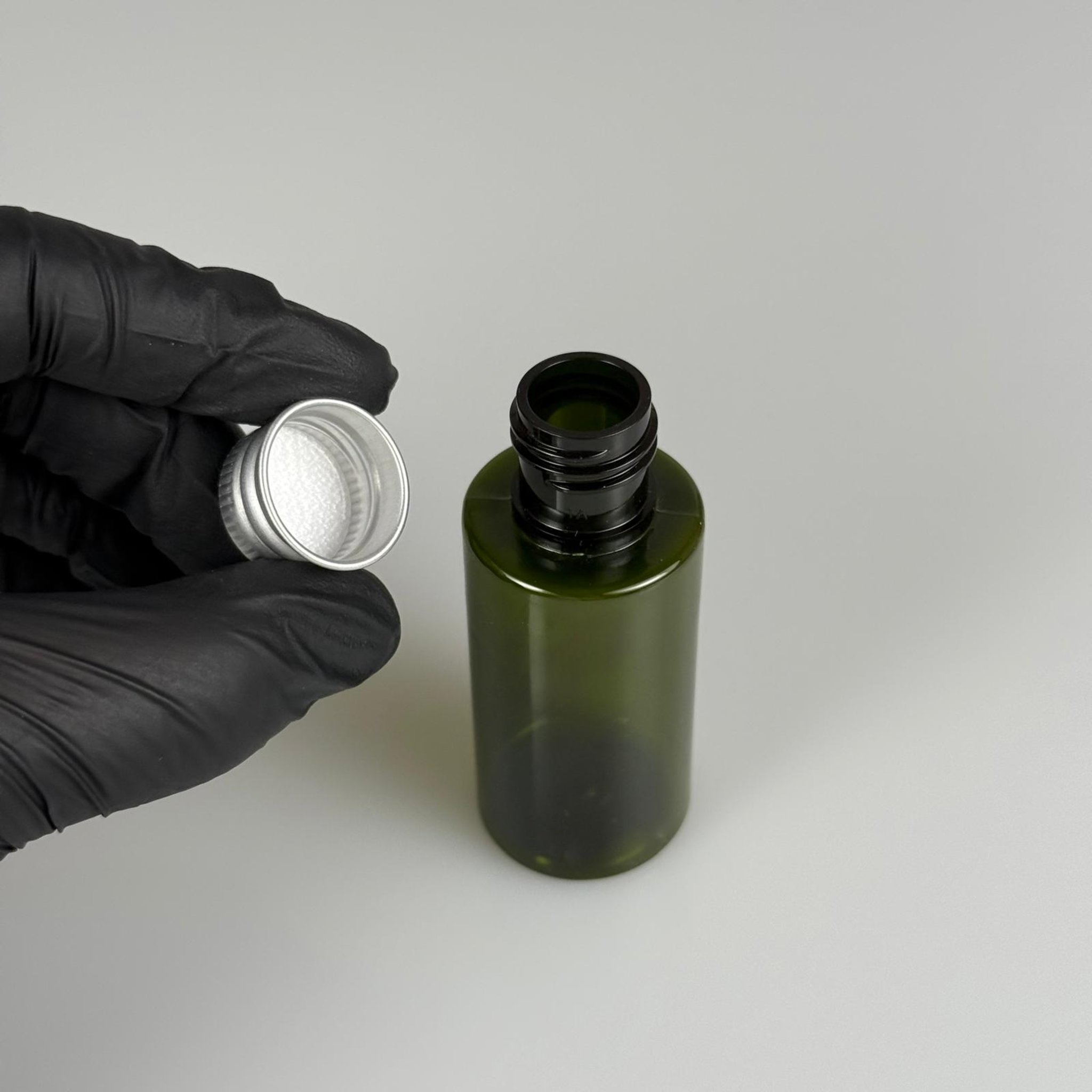 35 CC  SİLİNDİR YEŞİL PET ŞİŞE + KÖPÜK CONTALI GÜMÜŞ ALÜMİNYUM METAL KAPAKLI TAKIM - 35 ML PLASTİK ŞİŞE