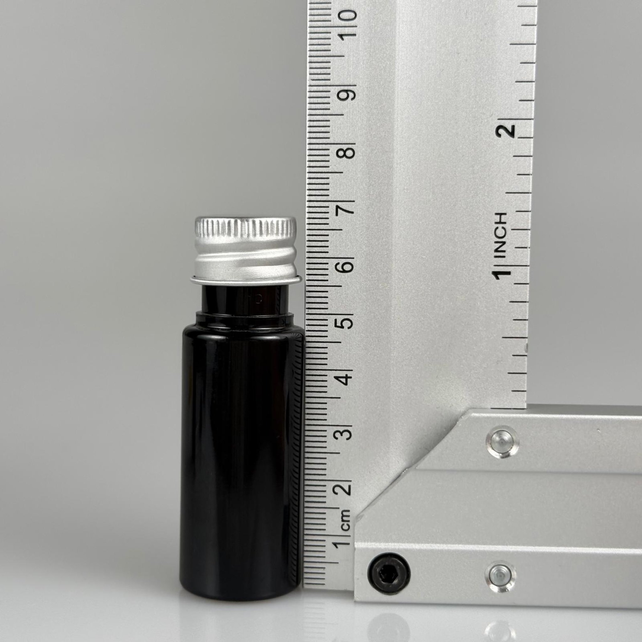 15 CC SİYAH SİLİNDİR PET ŞİŞE + KÖPÜK CONTALI GÜMÜŞ ALÜMİNYUM METAL KAPAKLI + KÖR TIPALI TAKIML - 15 ML SİYAH PET ŞİŞE
