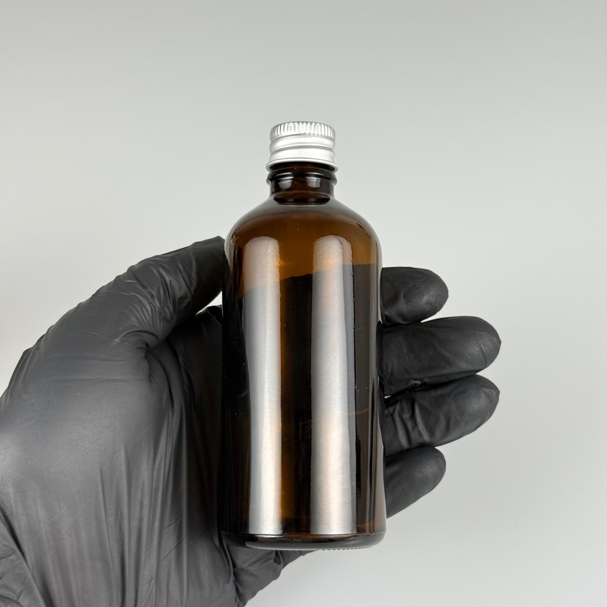 100 CC AMBER CAM ŞİŞE + KÖPÜK CONTALI GÜMÜŞ ALÜMİNYUM METAL KAPAKLI + DAMLALIKLI KOLONYA TIPALI TAKIM - 100 ML KAHVERENGİ CAM ŞİŞE