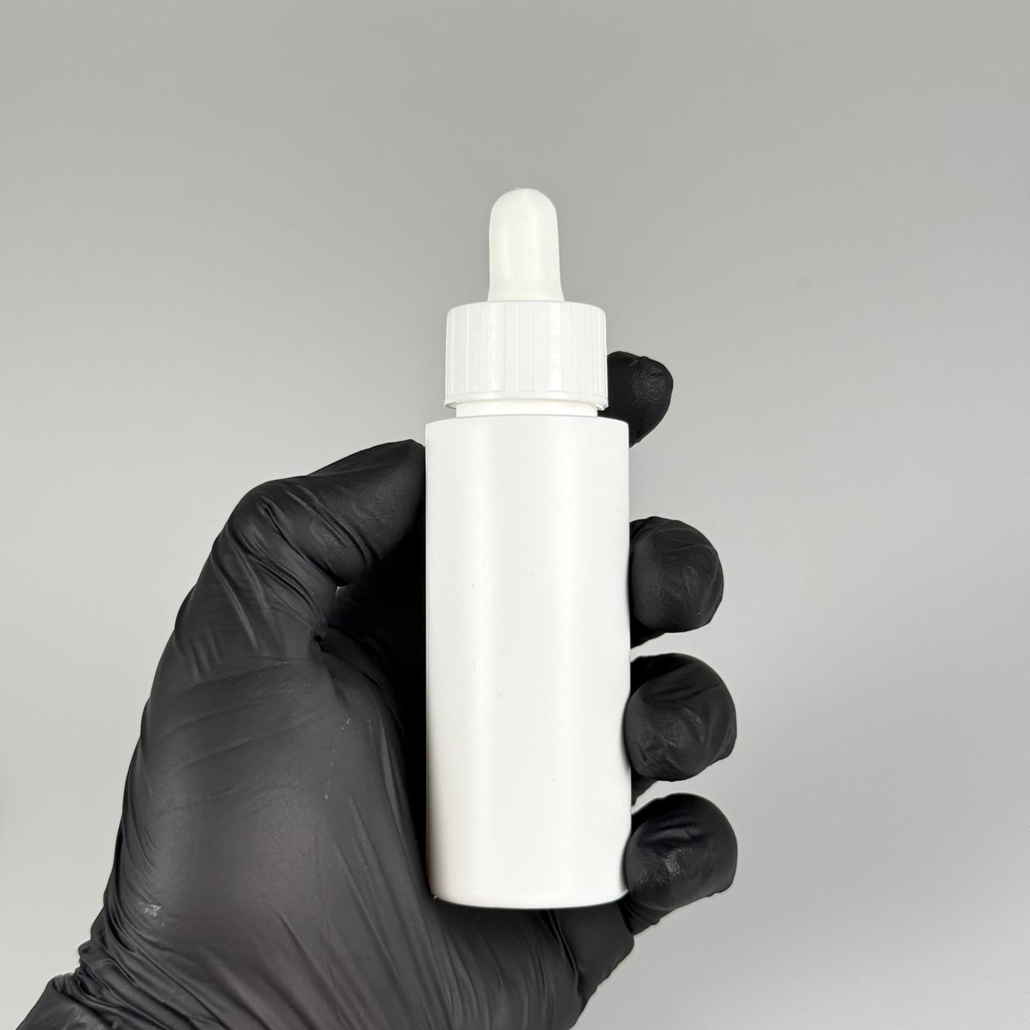 50 CC BEYAZ POLİETİLEN PLASTİK ŞİŞE + CAM DAMLALIKLI TAKIM - ( YANINDA EK OLARAK 66 MM KISA PLASTİK DAMLALIK ÇUBUK İLE GELİR ) - 50 ML DAMLALIKLI PLASTİK ŞİŞE