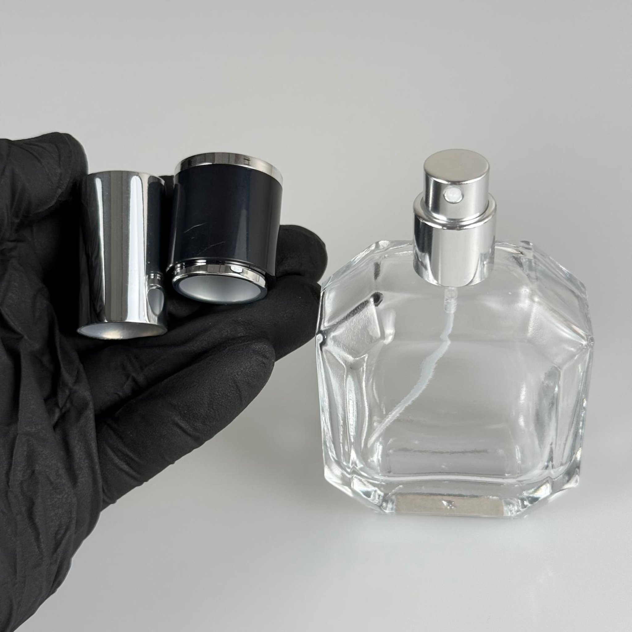 50 ML KAZABLANKA MODEL KÖŞELİ PARFÜM ŞİŞESİ + GÜMÜŞ METALE METAL SPREY + GÜMÜŞE SİYAH POLO KAPAKLI SET (AĞIZ 13 MM VİDALI) TEKRAR DOLDURULABİLİR
