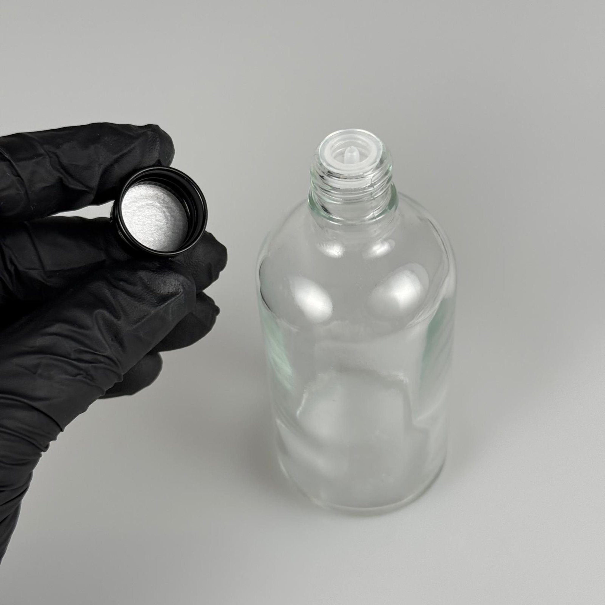 100 CC ŞEFFAF CAM ŞİŞE + KÖPÜK CONTALI SİYAH ALÜMİNYUM METAL KAPAKLI + KOLONYA TIPALI TAKIM - 100 ML ŞEFFAF CAM ŞİŞE