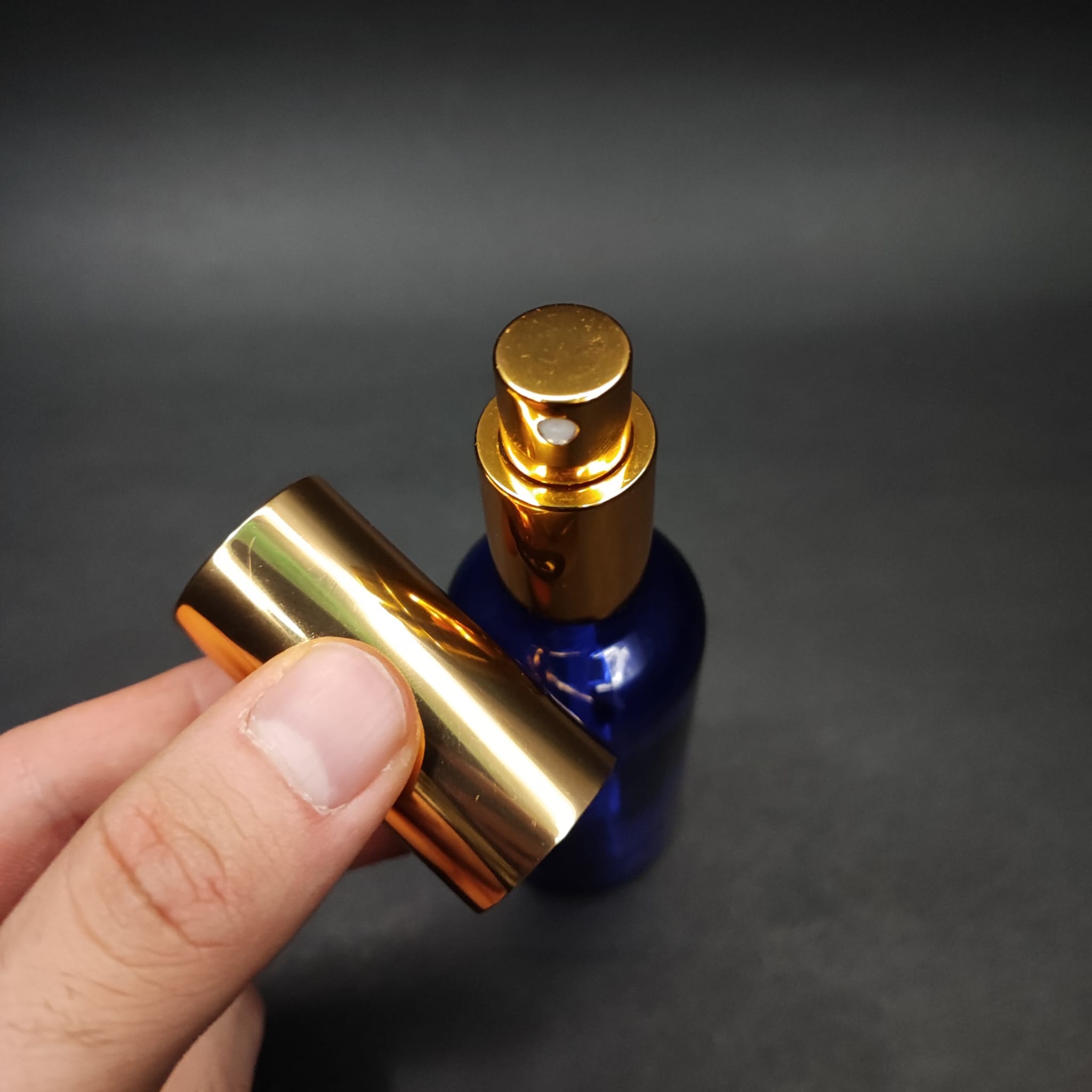 50 ML LÜKS VİDALI VALF ÇEVİRME PARFÜM ŞİŞELERİ - 50 CC MAVİ CAM ŞİŞE - GOLD  METAL SPREYLİ KAPAKLI SET