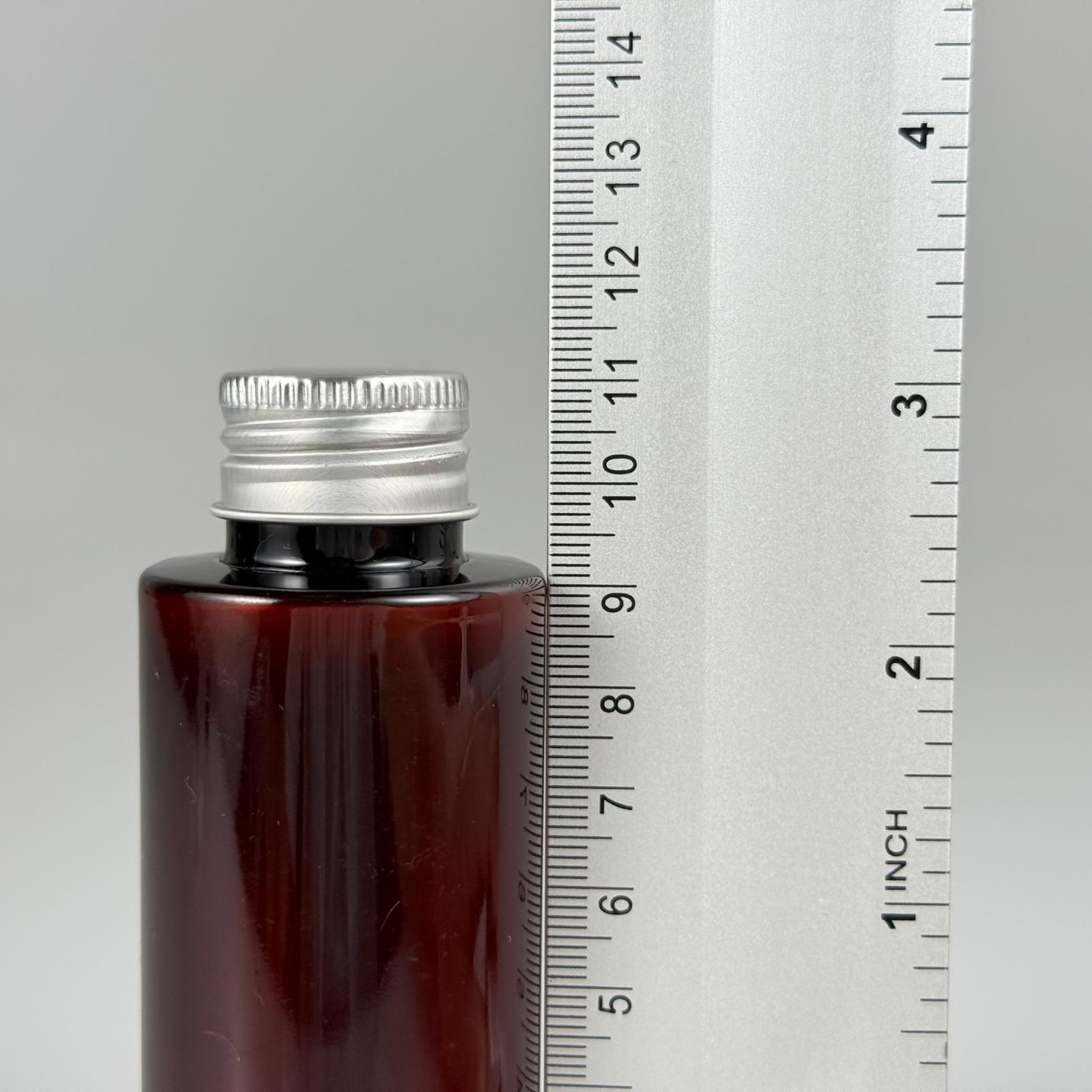 100 CC AMBER SİLİNDİR KESKİN KÜT MODEL SERT PET ŞİŞE (17 GR - 24 AĞIZ ) + KÖPÜK CONTALI GÜMÜŞ METAL ALÜMİNUM KAPAKLI TAKIM - 100 ML KAPAKLI AMBER PLASTİK ŞİŞELER