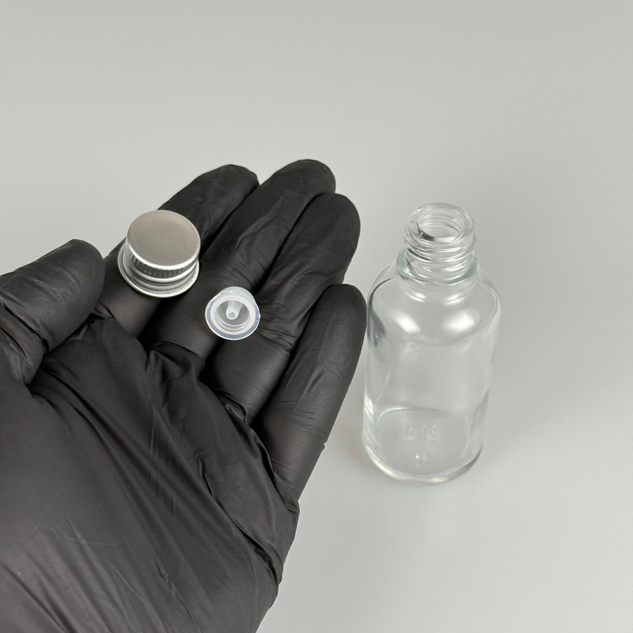 30 CC ŞEFFAF CAM ŞİŞE + KÖPÜK CONTALI GÜMÜŞ ALÜMİNYUM METAL KAPAKL + DAMLALIKLI KOLONYA TIPALII TAKIM - 30 ML ŞEFFAF CAM ŞİŞE
