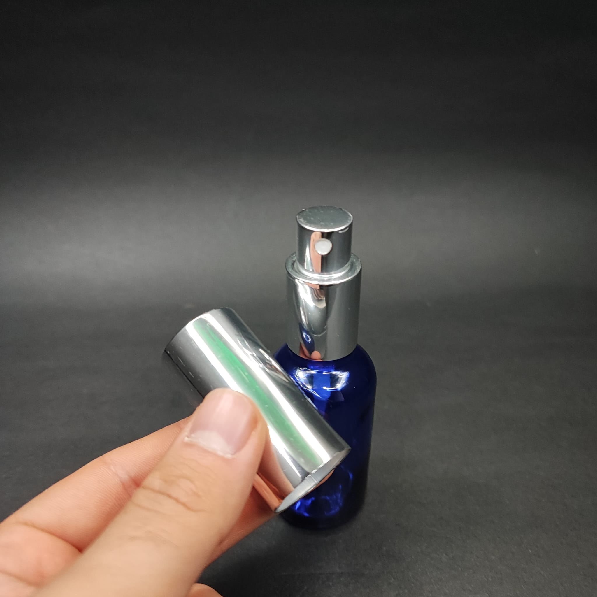 30 ML LÜKS VİDALI VALF ÇEVİRME PARFÜM ŞİŞELERİ - 30 CC MAVİ CAM ŞİŞE - GÜMÜŞ METAL SPREYLİ KAPAKLI SET