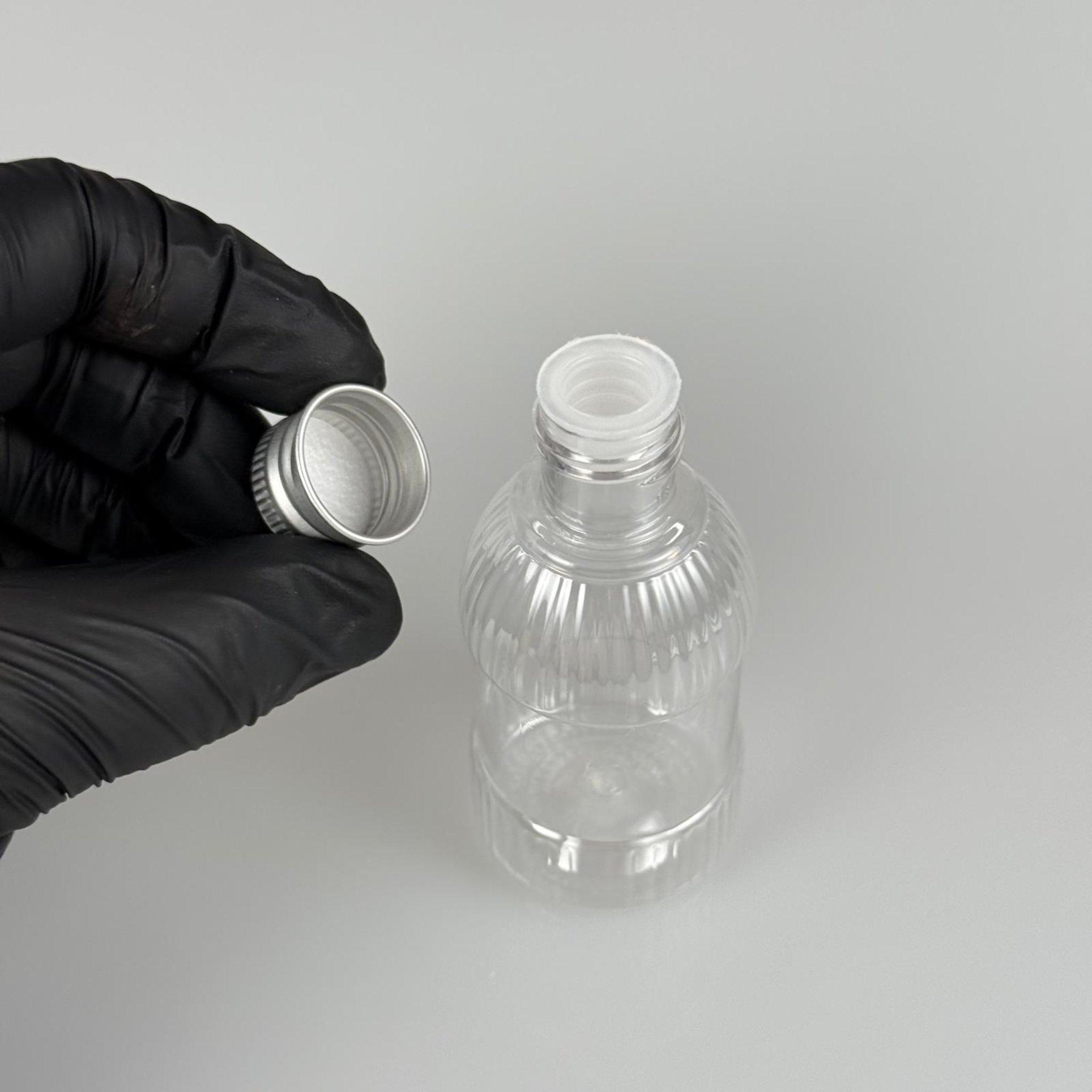 50 CC MANDALİNA MODEL PET ŞİŞE + KÖPÜK CONTALI GÜMÜŞ ALÜMİNYUM METAL KAPAKLI + KÖR TIPALI TAKIM - 50 ML TOMBUL PET ŞİŞE