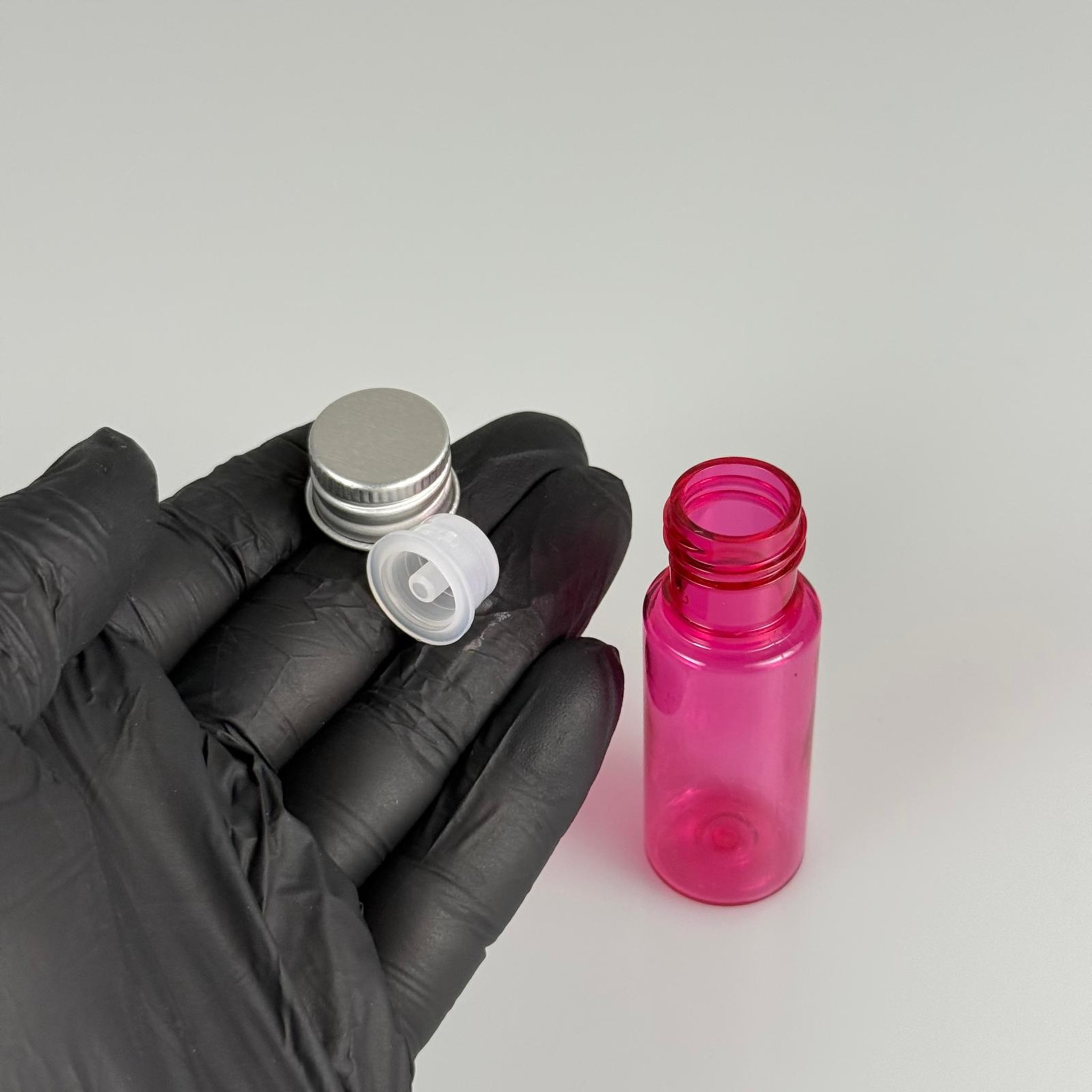 15 CC SİLİNDİR PEMBE PET ŞİŞE + KÖPÜK CONTALI GÜMÜŞ ALÜMİNYUM METAL KAPAKLI + DAMLALIKLI KOLONYA TIPALI TAKIML - 15 ML PEMBE PET ŞİŞE