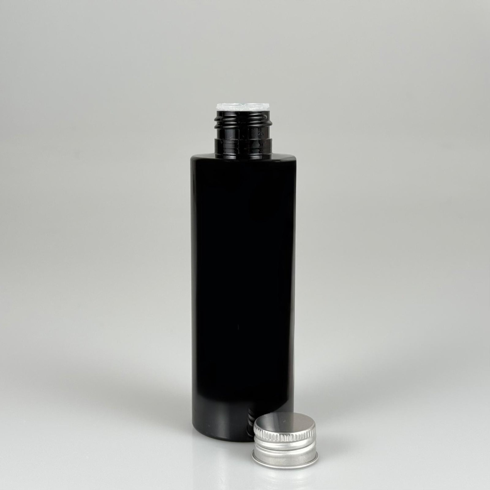 150 CC SİYAH SİLİNDİR MODEL PARLAK SERT PET ŞİŞE (24 AĞIZ) + KÖPÜK CONTALI GÜMÜŞ METAL ALÜMİNYUM KAPAK + KOLONYA TIPALI TAKIM - 150 ML KAPAKLI SİYAH PET ŞİŞELER