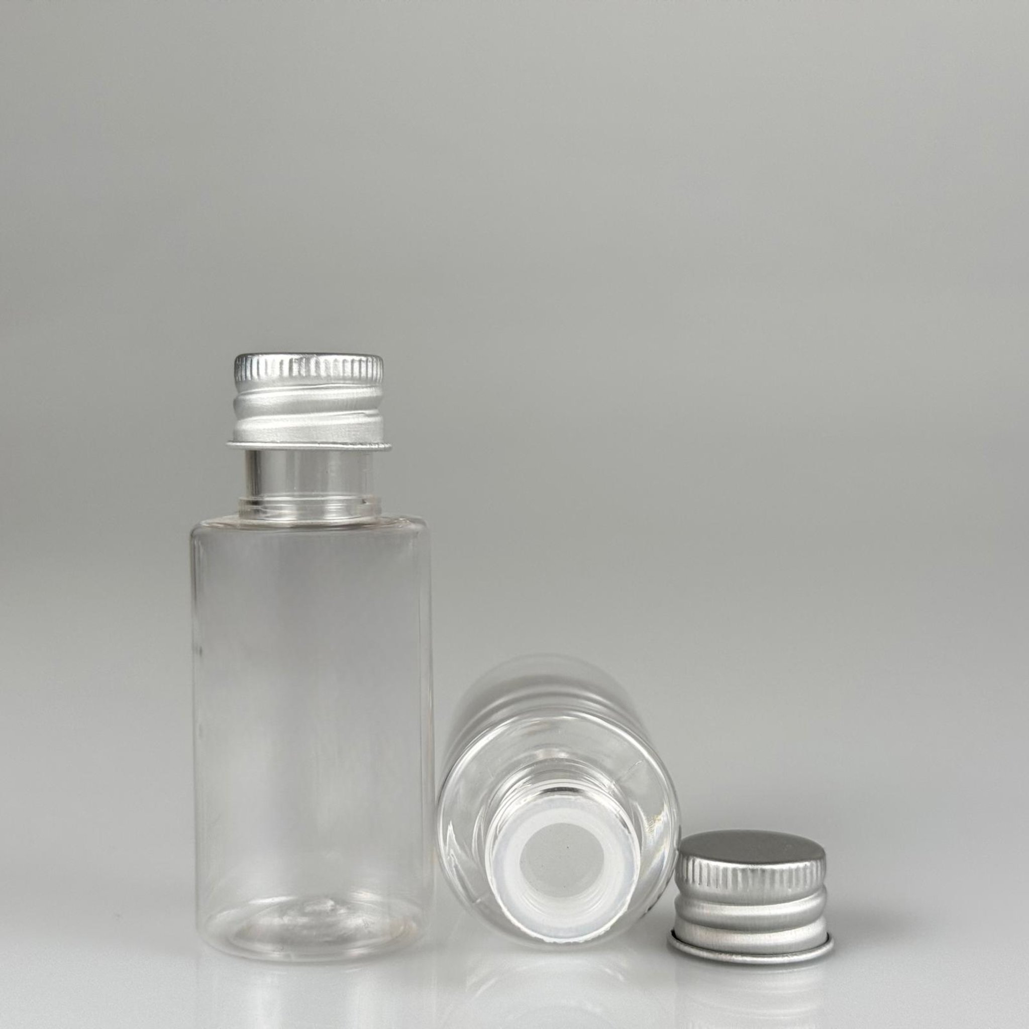 30 CC SİLİNDİR KISA MODEL PET ŞİŞE - KÖPÜK CONTALI GÜMÜŞ ALÜMİNYUM METAL KAPAKLI + KÖR TIPALII TAKIM - 30 ML ŞEFFAF PET ŞİŞE