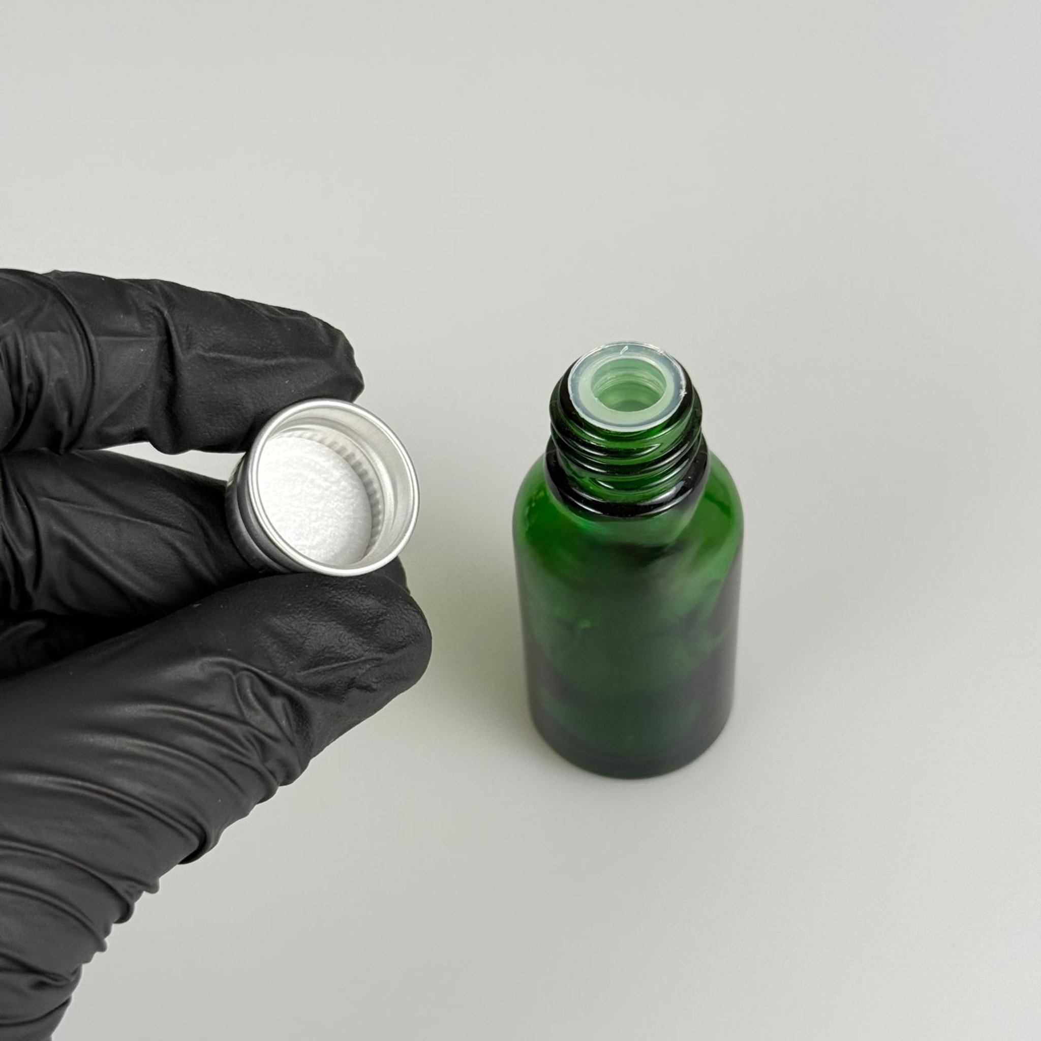 15 CC YEŞİL CAM ŞİŞE + KÖPÜK CONTALI GÜMÜŞ ALÜMİNYUM METAL KAPAKLI + KÖR TIPALI TAKIM - 15 ML YEŞİL CAM ŞİŞE