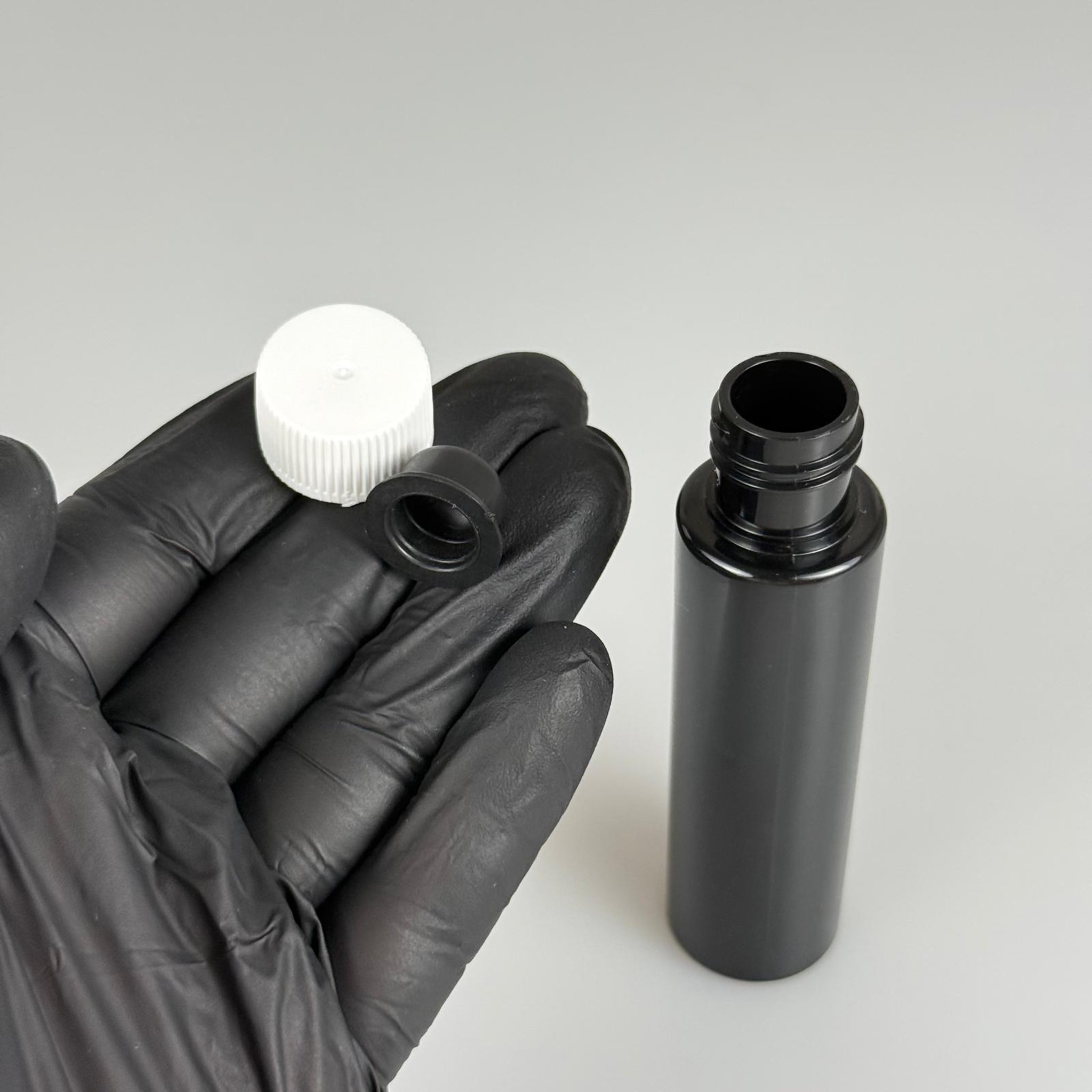 35 ML TIPALI, SIZDIRMAZ KAPAKLI PET ŞİŞE - 35 CC SİYAH PLASTİK ŞİŞE + CONTALI BEYAZ KAPAK + SİYAH KÖR TIPA TAKIM