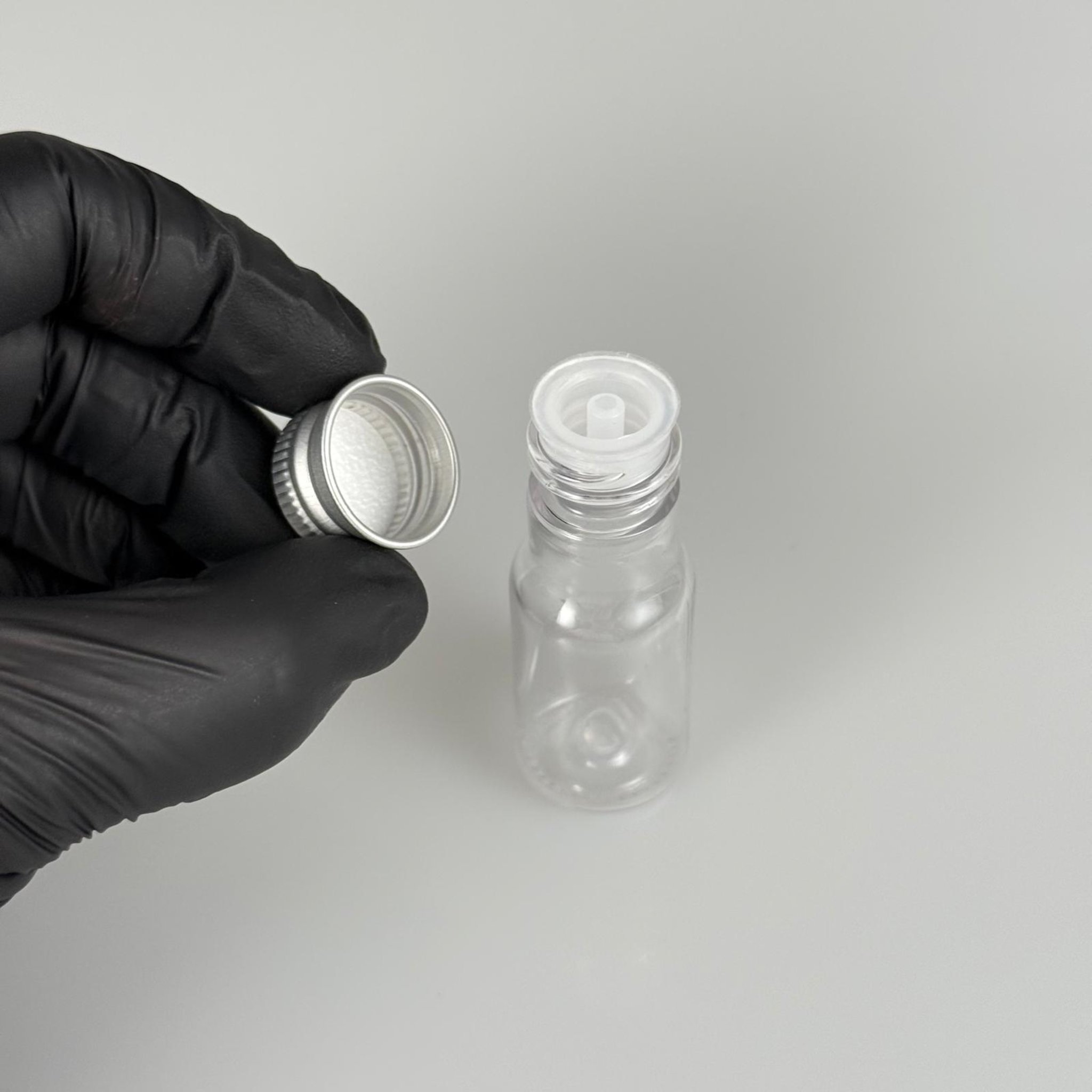 10 CC ŞEFFAF PET ŞİŞE + KÖPÜK CONTALI GÜMÜŞ ALÜMİNYUM METAL KAPAKLI + DAMLALIKLI KOLONYA TIPALI TAKIM - 10 ML PLASTİK ŞİŞE (SİLME 15 CC)
