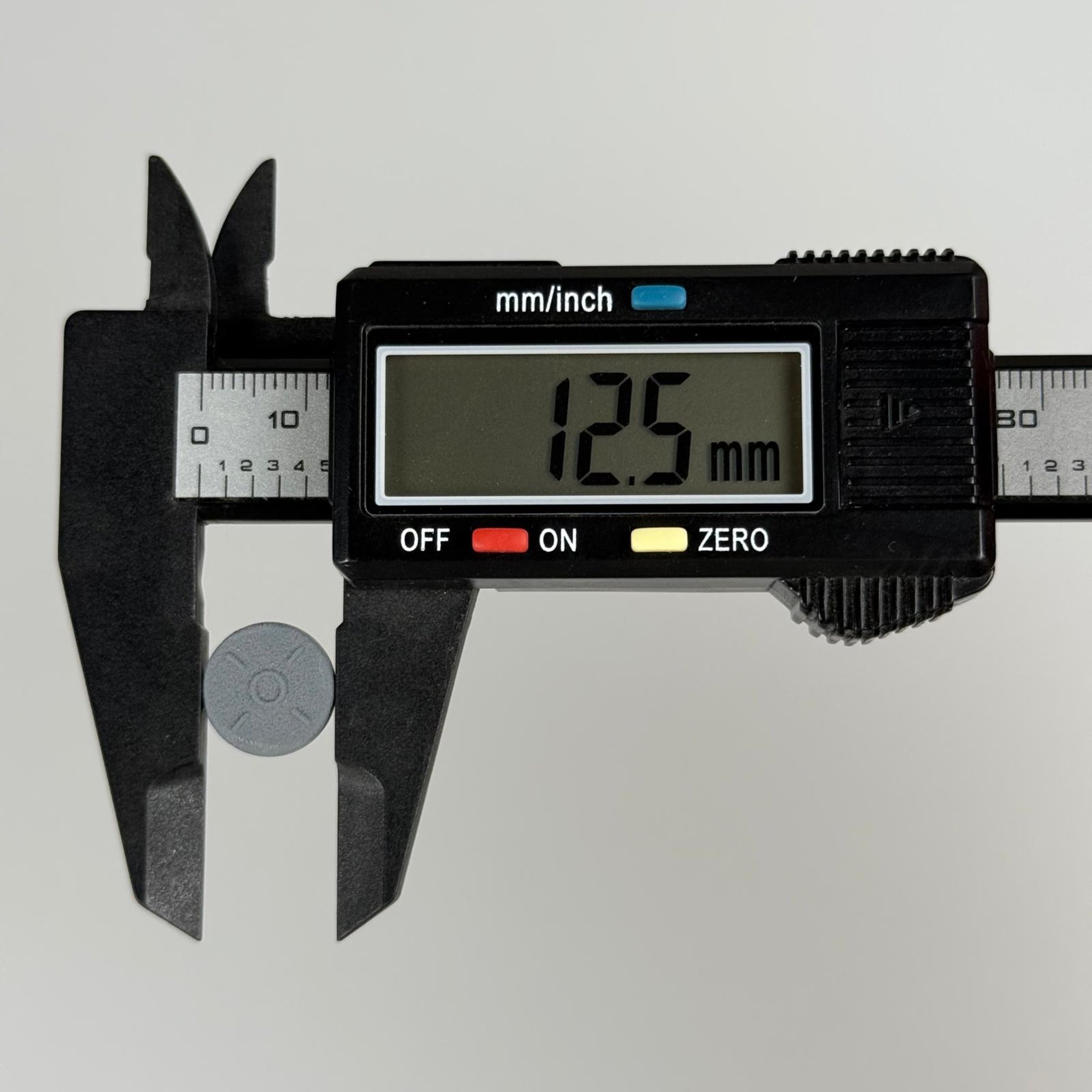 7,5 MM KAUÇUK TIPA - kaydırmaz şok darbe emici ayak, titreşim takozu, lastik conta, kör tıpa, kablo geçiş contası, mobilya ayağı için ses kesici, sızdırmazlık butonu vb. alanlarda kullanılabilir.