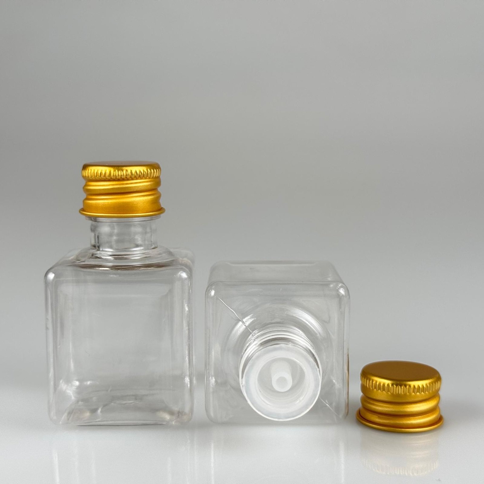 35 CC ŞEFFAF KARE PET ŞİŞE - KÖPÜK CONTALI GOLD ALÜMİNYUM METAL KAPAKLI + DAMLALIKLI KOLONYA TIPALI TAKIM - 35 ML ŞEFFAF KARE PET ŞİŞE