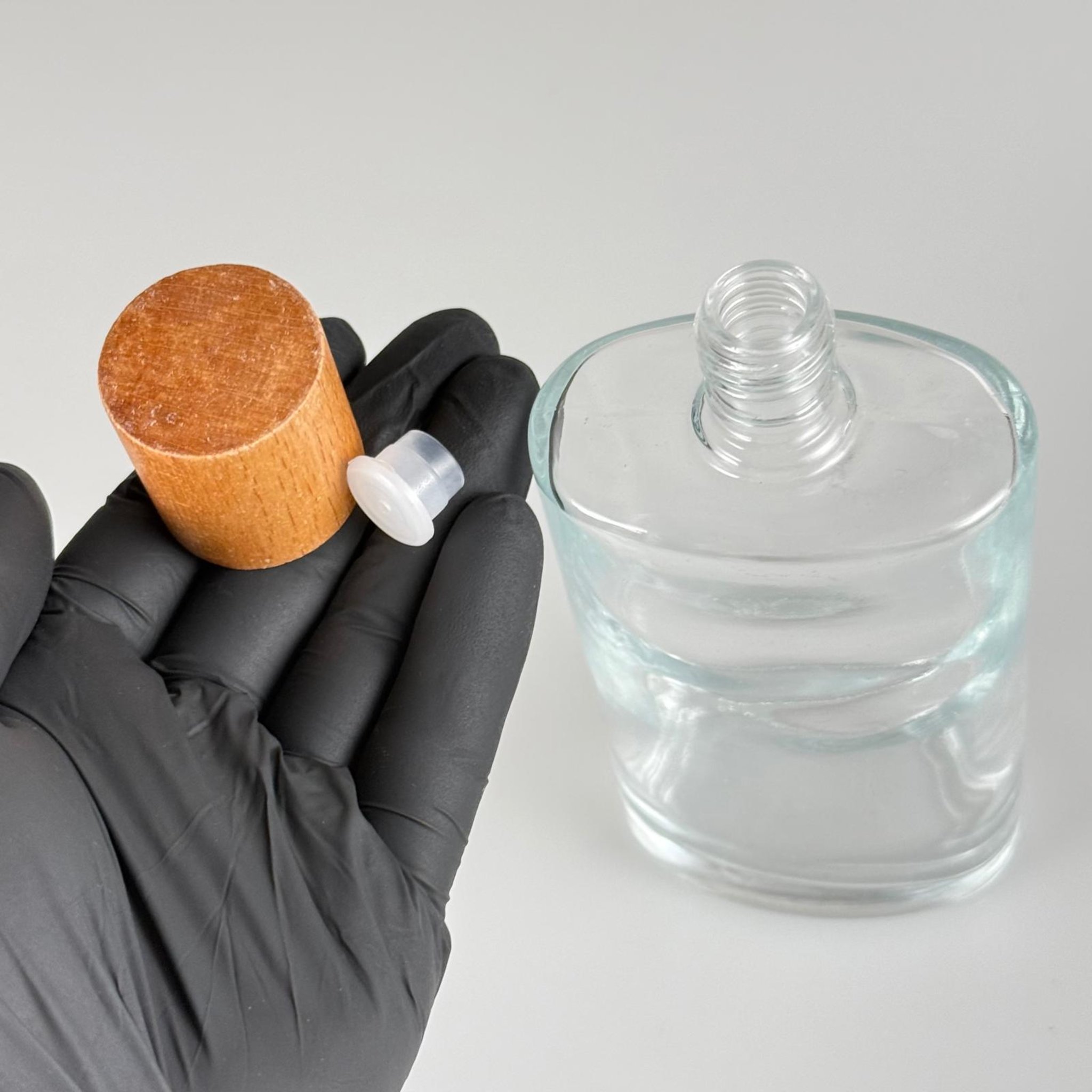 200 CC YASSI KÖŞELİ ŞEFFAF CAM KOLONYA ŞİŞESİ + AHŞAP KAPAK + KOLONYA TIPASI - 200 ML CAM ŞİŞE