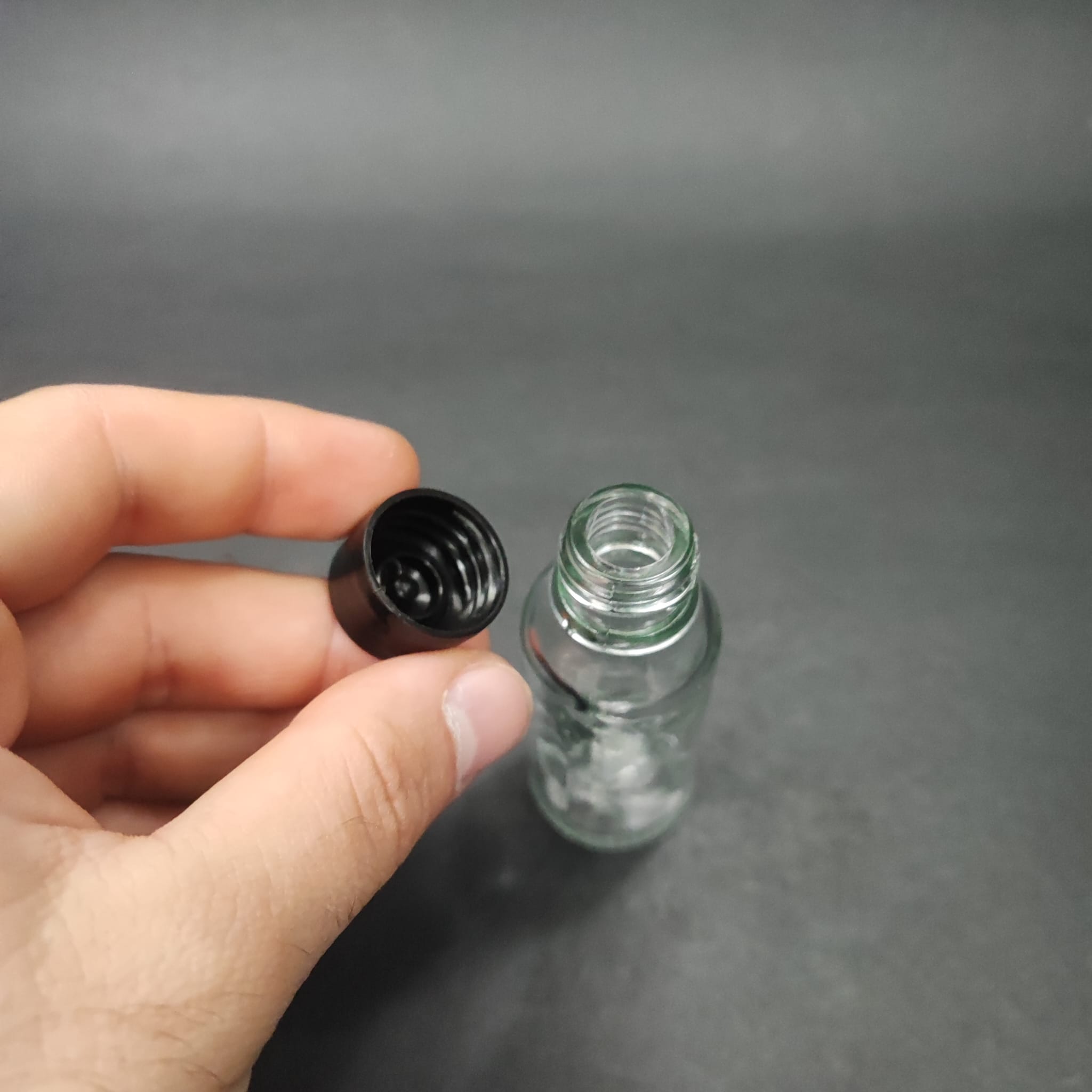 20 CC ŞEFFAF CAM ŞİŞE + KENDİNDEN CONTALI SIZDIRMAZ SİYAH KAPAK - 20 ML KAPAKLI CAM ŞİŞE