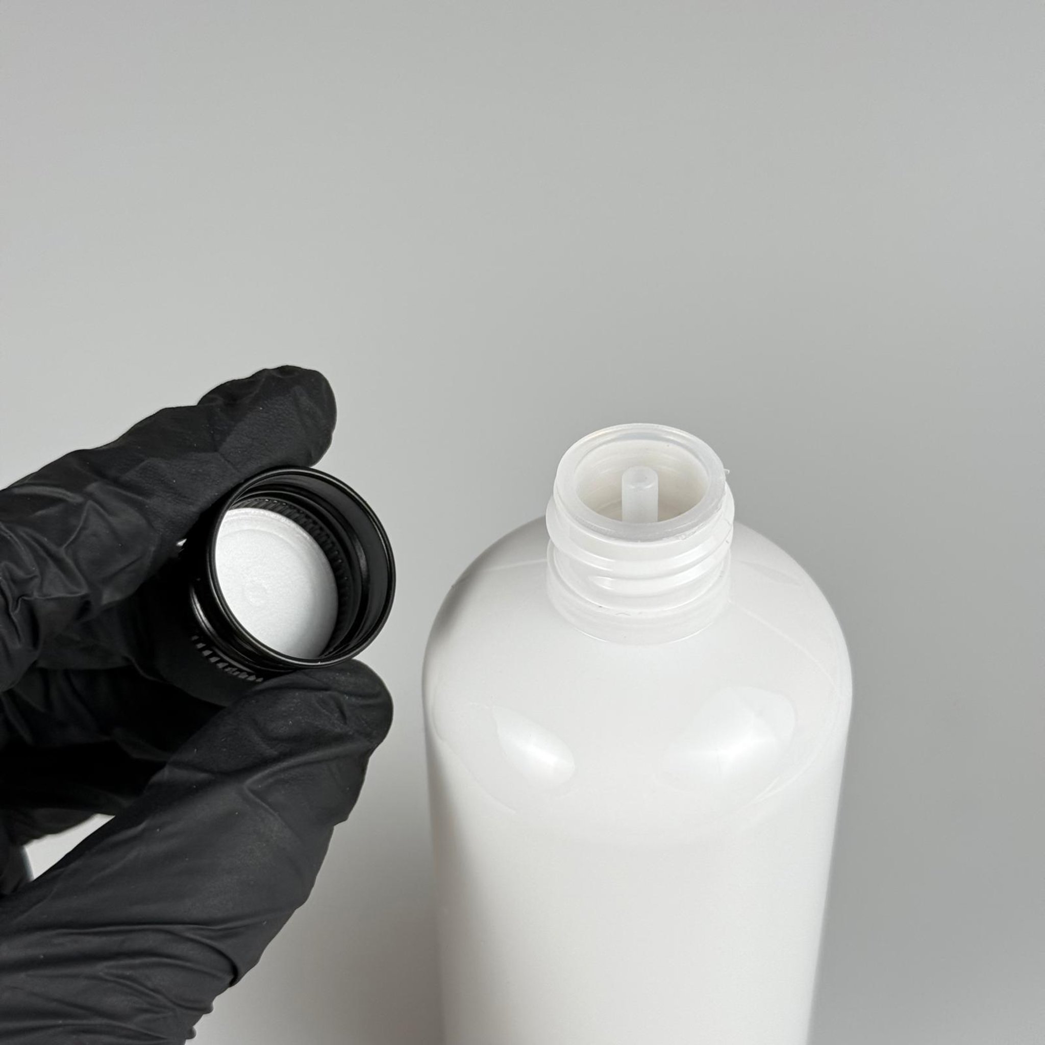 250 CC BEYAZ PLASTİK ŞİŞE ZEYNEP MODEL ( 24 AĞIZ ) + KÖPÜK CONTALI SİYAH METAL ALÜMİNYUM KAPAKLI + KOLONYA TIPALI TAKIM - 250 ML KAPAKLI BEYAZ TOMBUL PET ŞİŞELER