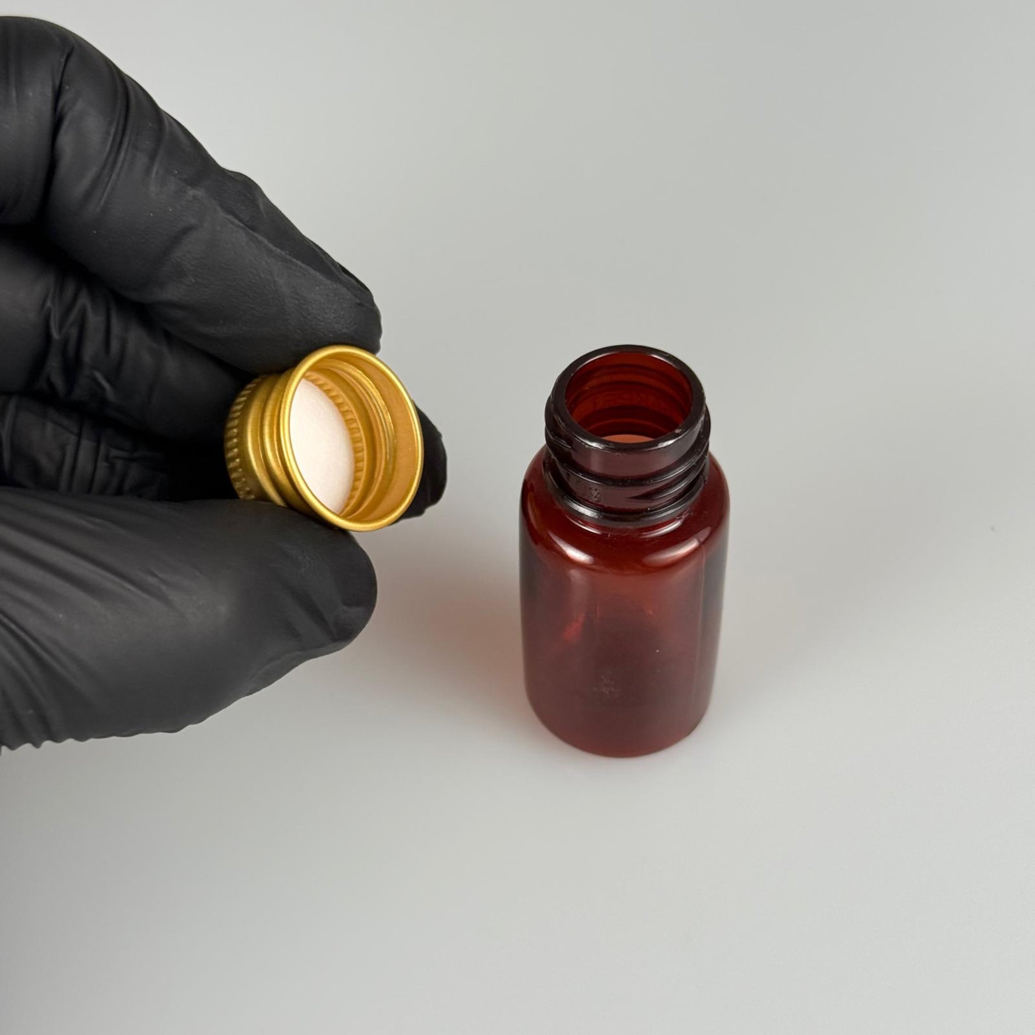 10 CC AMBER PET SHOT ŞİŞE - KÖPÜK CONTALI GOLD ALÜMİNYUM METAL KAPAKLI TAKIM - 10 ML KAHVERENGİ PLASTİK ŞİŞE