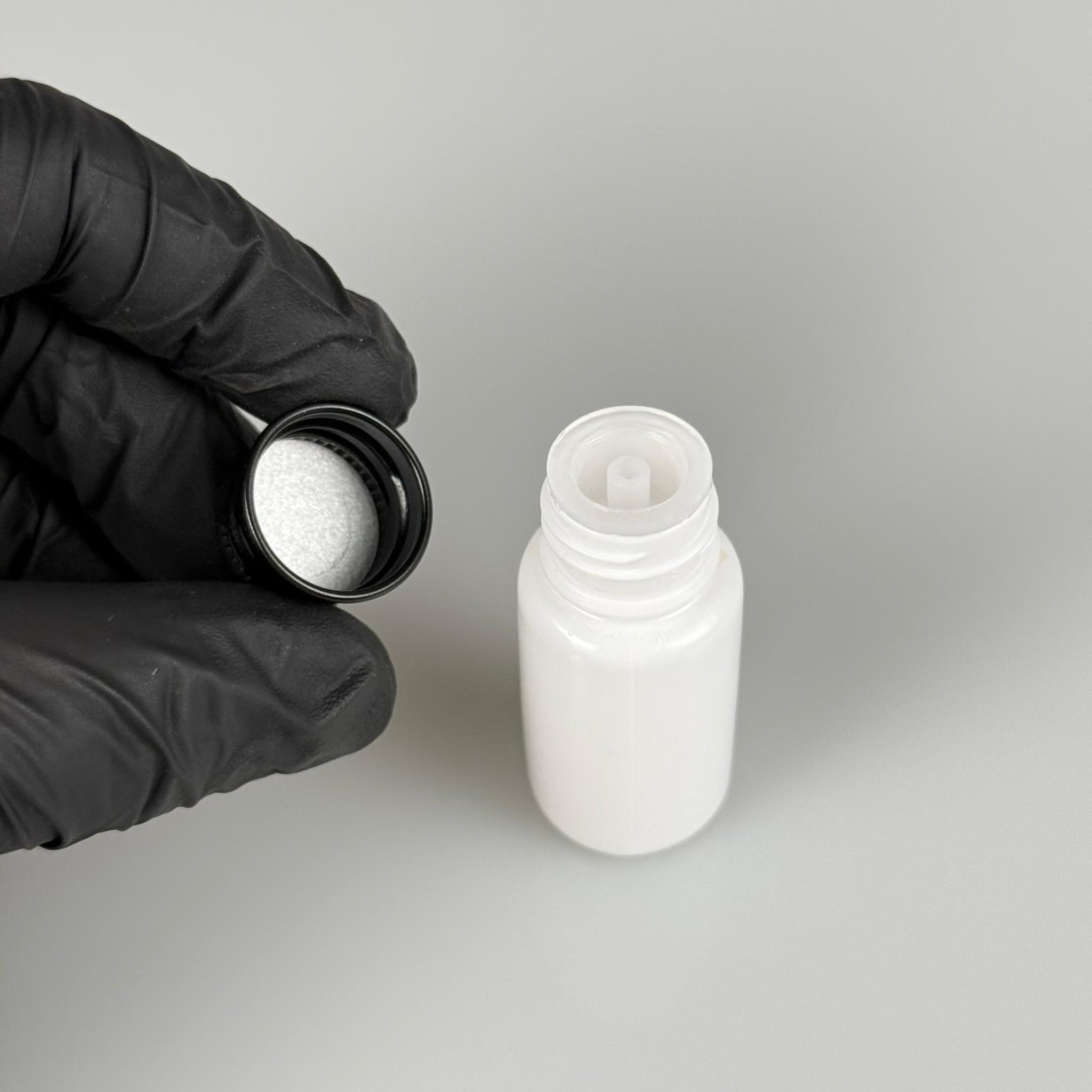 10 CC BEYAZ PET SHOT ŞİŞE - KÖPÜK CONTALI SİYAH ALÜMİNYUM METAL KAPAKLI + DAMLALIKLI KOLONYA TIPALI TIPALI TAKIM - 10 ML PLASTİK ŞİŞE