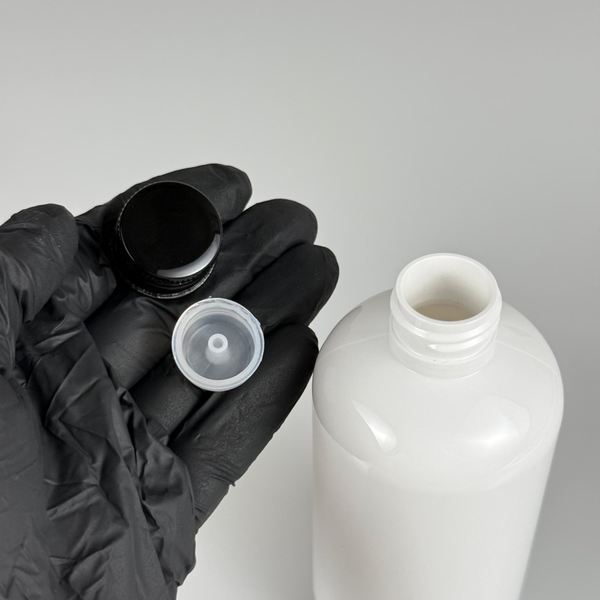 250 CC BEYAZ PLASTİK ŞİŞE ZEYNEP MODEL ( 24 AĞIZ ) + KÖPÜK CONTALI SİYAH METAL ALÜMİNYUM KAPAKLI + KOLONYA TIPALI TAKIM - 250 ML KAPAKLI BEYAZ TOMBUL PET ŞİŞELER