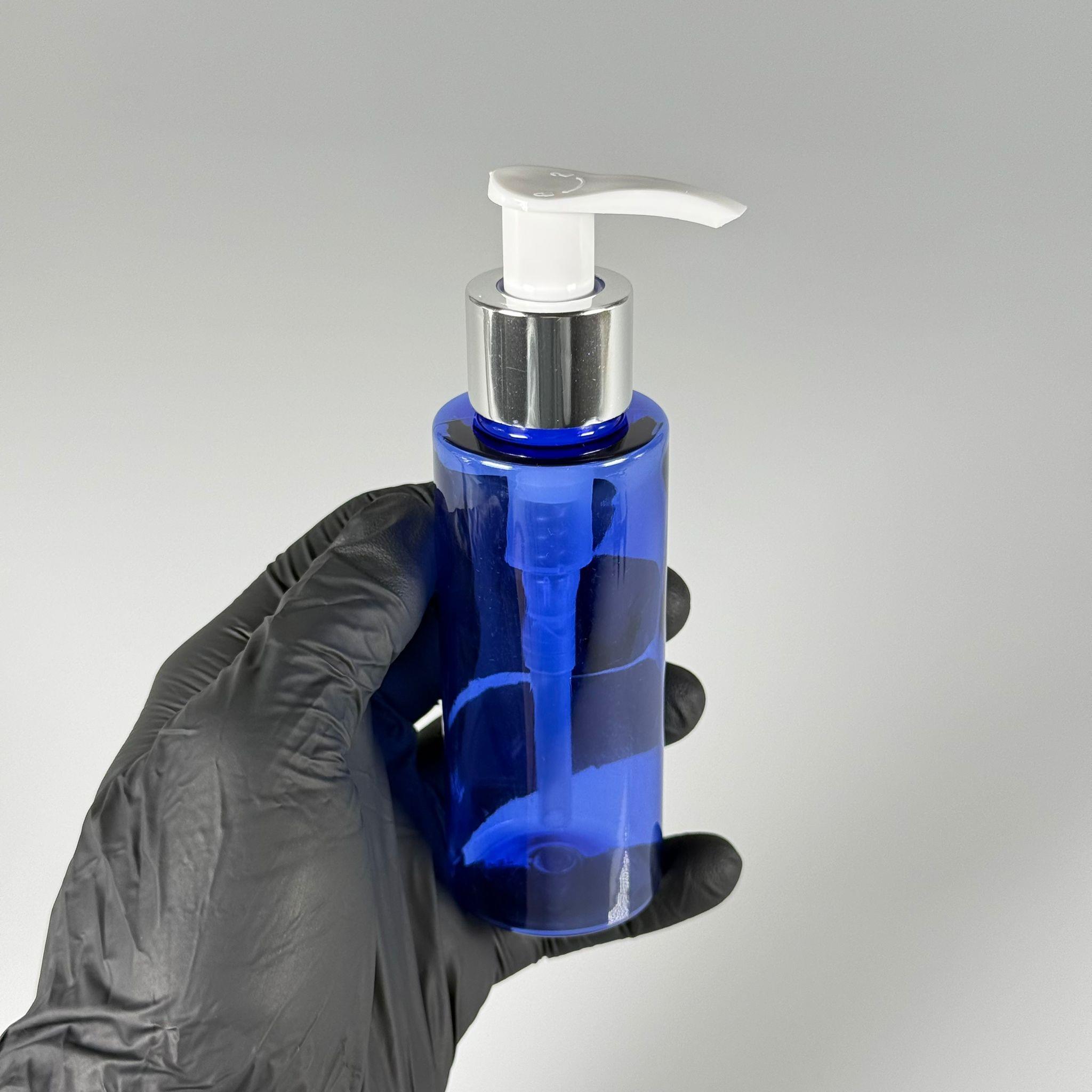 100 CC SİLİNDİR KESKİN KÜT MODEL SERT (17 GR) PET ŞİŞE - GÜMÜŞ SIVI SABUN POMPALI - JEL, PEELING, SERUM, GÜNEŞ KREMİ GİBİ YOĞUN KIVAMLI SIVILAR İÇİN- AĞIZ ÇAPI 24 MM - MAVİ