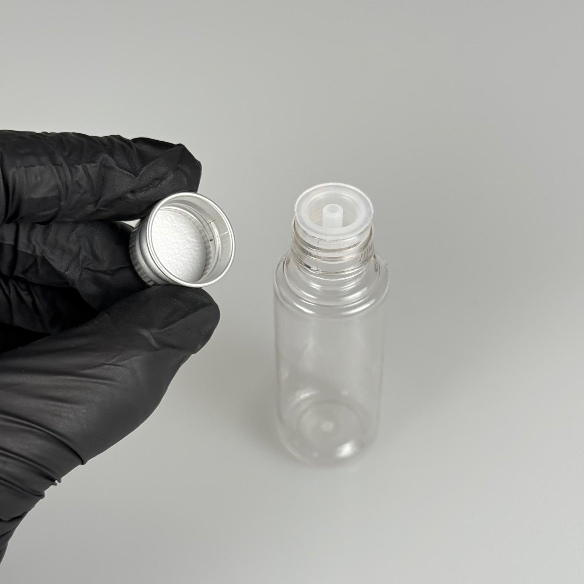 30 CC ŞEFFAF PET SHOT ŞİŞE - KÖPÜK CONTALI GÜMÜŞ ALÜMİNYUM METAL KAPAKLI DAMLALIKLI KOLONYA TIPALI TAKIM - 30 ML PLASTİK ŞİŞE
