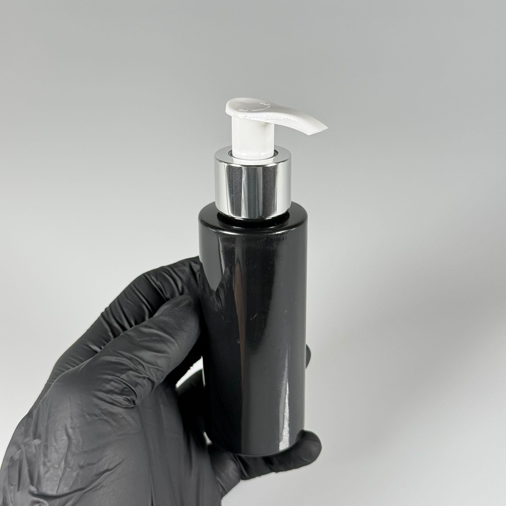 100 CC SİLİNDİR KESKİN KÜT MODEL SERT (17 GR) PET ŞİŞE - GÜMÜŞ SIVI SABUN POMPALI - JEL, PEELING, SERUM, GÜNEŞ KREMİ GİBİ YOĞUN KIVAMLI SIVILAR İÇİN- AĞIZ ÇAPI 24 MM - SİYAH