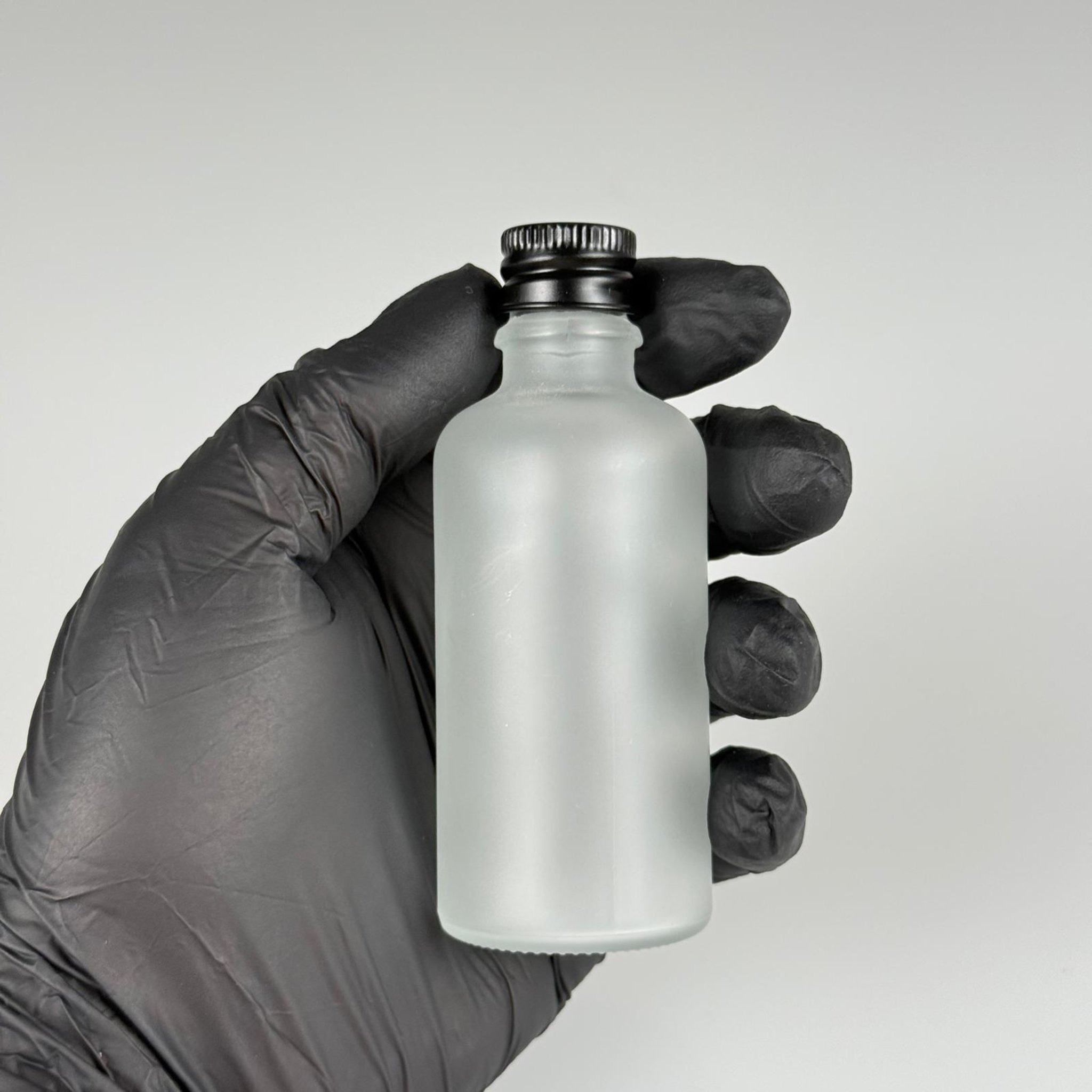 50 CC BUZLU CAM ŞİŞE + KÖPÜK CONTALI SİYAH ALÜMİNYUM METAL KAPAKLI + KOLONYA TIPALI TAKIM - 50 ML BUZLU CAM ŞİŞE