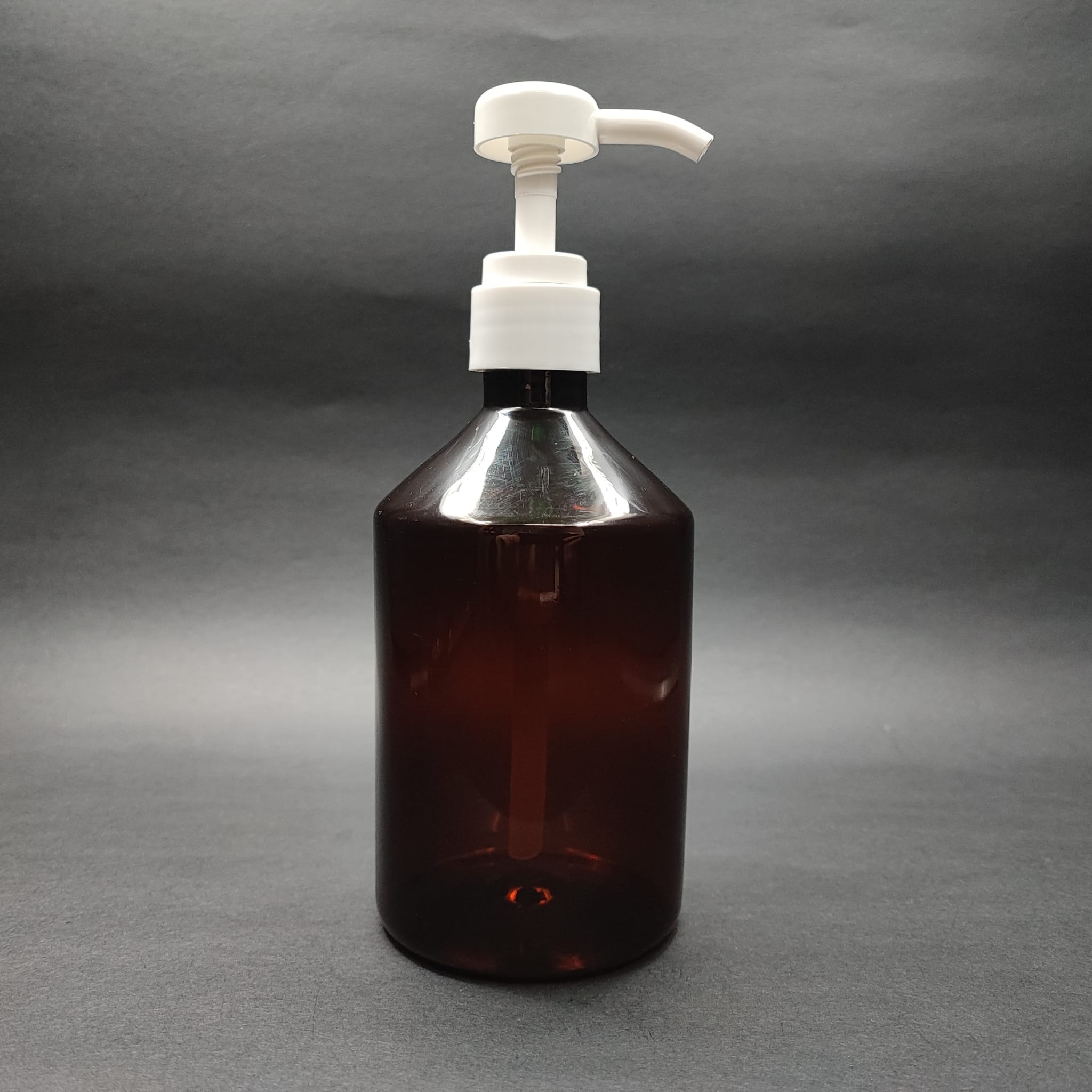 500 CC AMBER KÜT PET ŞİŞE - BEYAZ DOZAJ POMPALI (HER BASMADA 4 CC SIVI ATAR) - 500 ML POMPALI ŞİŞE - ŞURUP, ŞAMPUAN, KREM GİBİ YOĞUN KIVAMLI SIVILARDA KULLANILIR