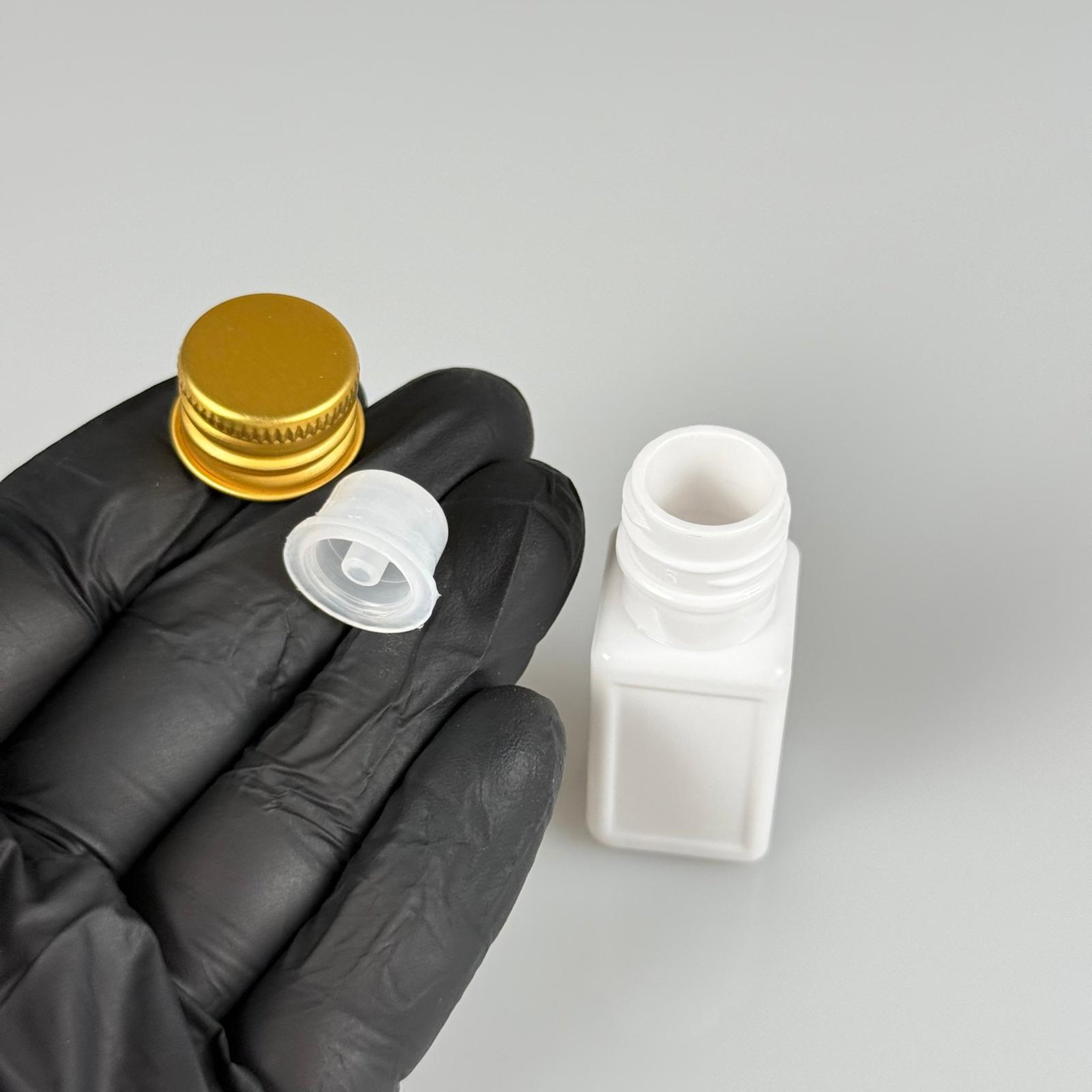 10 CC BEYAZ KARE PET SHOT ŞİŞE - KÖPÜK CONTALI GOLD ALÜMİNYUM METAL KAPAKLI + DAMLALIKLI KOLONYA TIPALI TAKIM - 10 ML PLASTİK ŞİŞE
