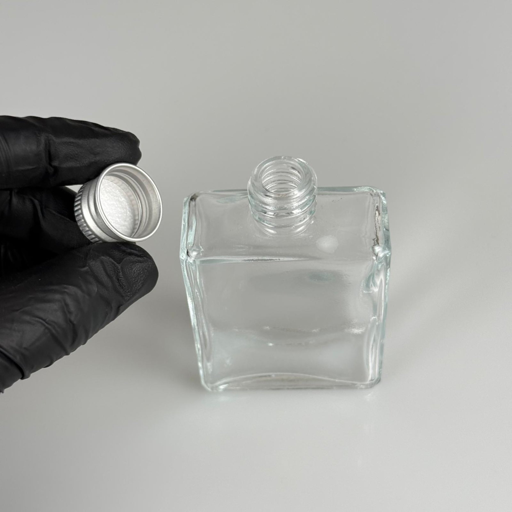 40 CC YASSI DİKDÖRTGEN KÖŞELİ KISA CAM ŞİŞE + GÜMÜŞ ALÜMİNYUM METAL KAPAKLI TAKIM - 40 ML PRESTİJLİ ŞİŞE