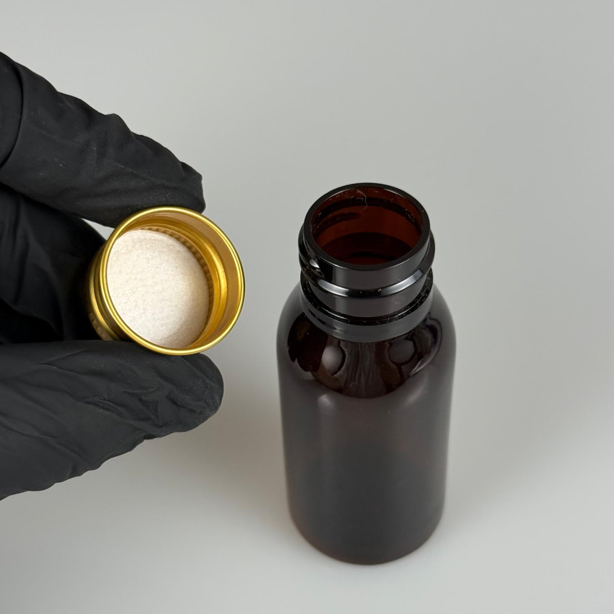 50 CC AMBER SERT MODEL PET ŞİŞE (24 AĞIZ) + KÖPÜK CONTALI GOLD METAL ALÜMİNYUM KAPAK TAKIM - 50 ML KAPAKLI KAHVERENGİ PLASTİK ŞİŞELER