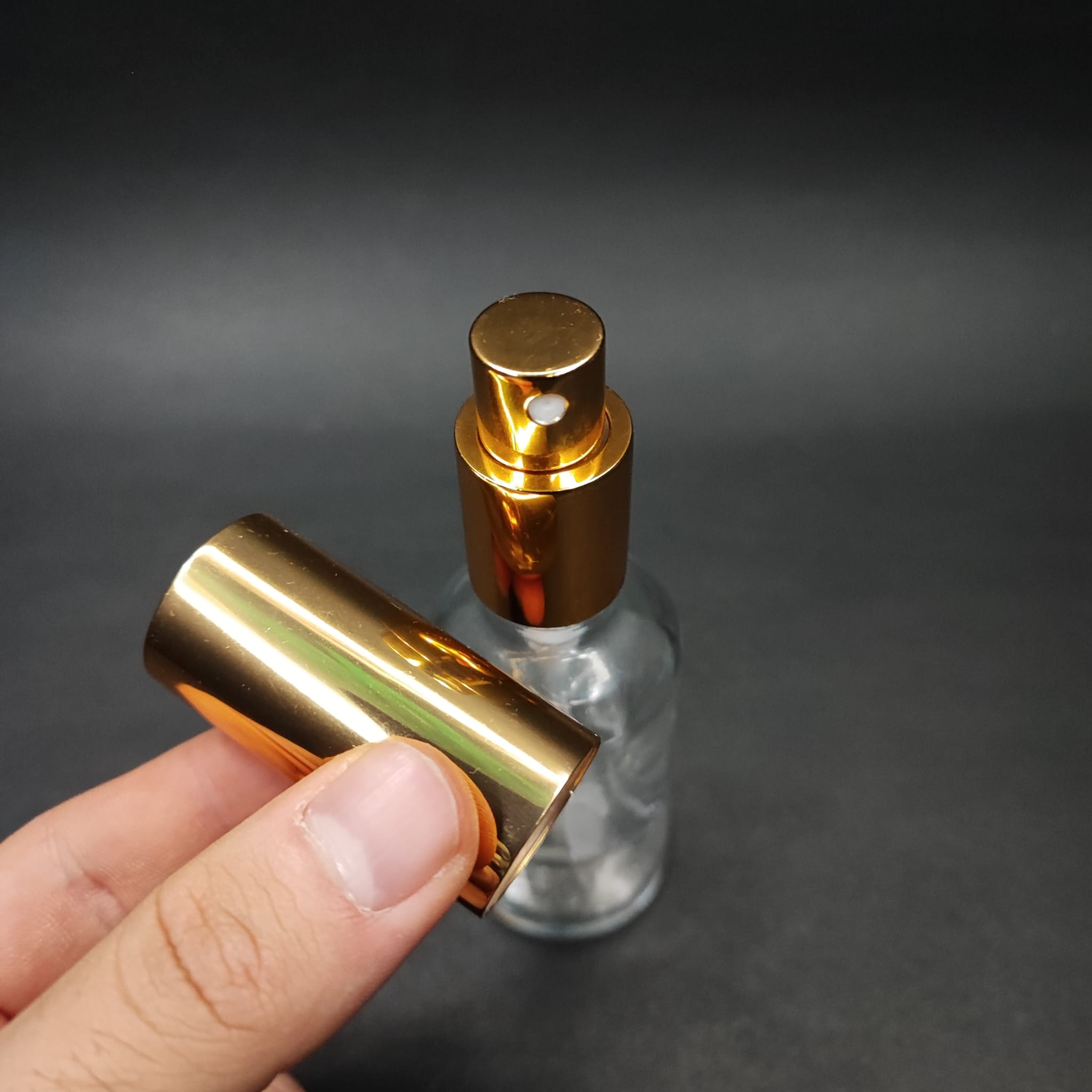 50 ML LÜKS VİDALI VALF ÇEVİRME PARFÜM ŞİŞELERİ - 50 CC ŞEFFAF CAM ŞİŞE - GOLD METAL SPREYLİ KAPAKLI SET