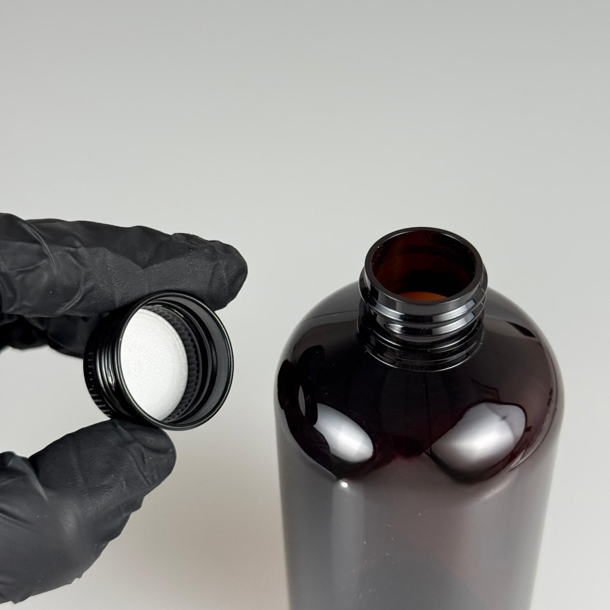 250 CC AMBER PLASTİK ŞİŞE ZEYNEP MODEL ( 24 AĞIZ ) + KÖPÜK CONTALI SİYAH METAL ALÜMİNYUM KAPAKLI TAKIM - 250 ML KAKAPAKLI KAHVERENGİ TOMBUL PET ŞİŞELER