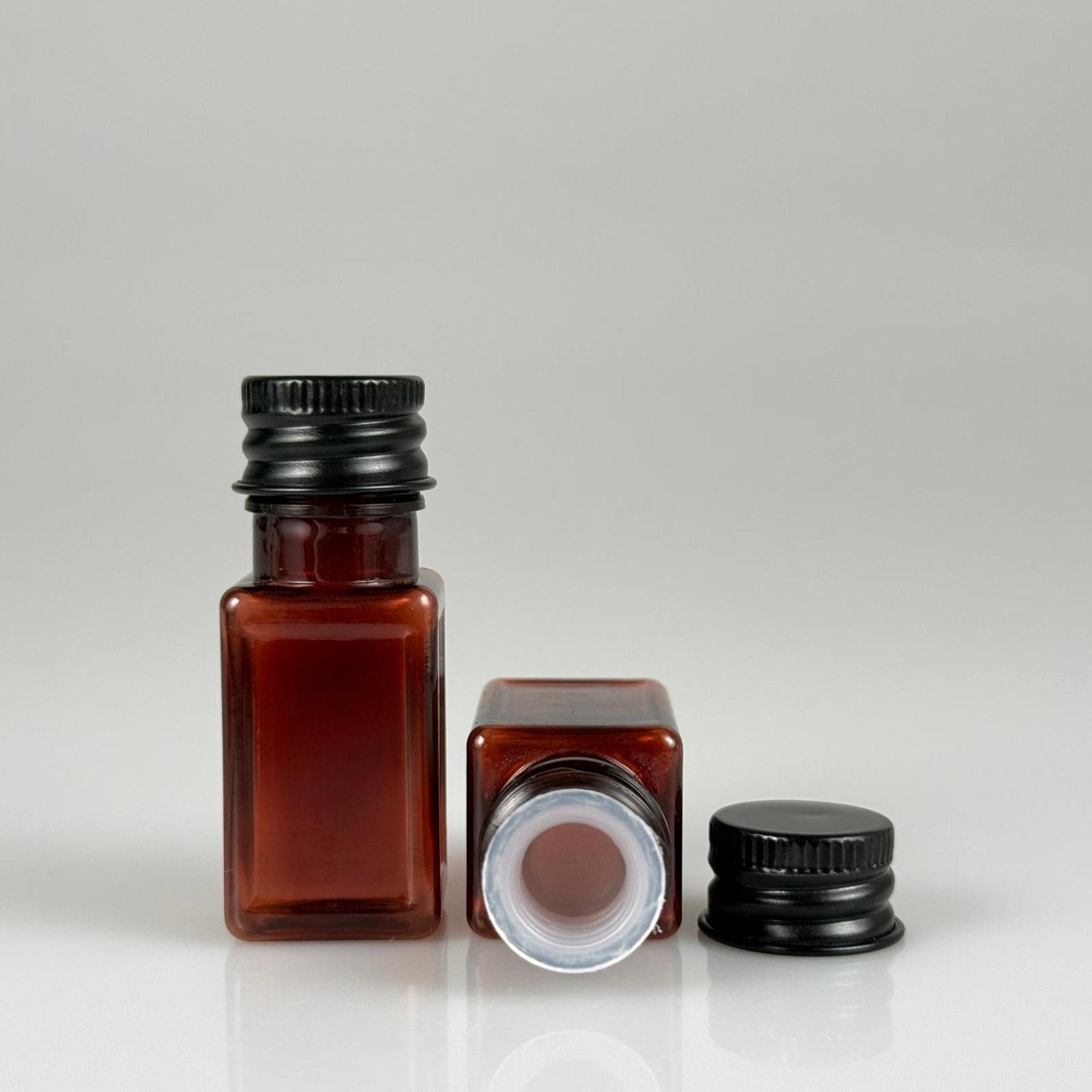 10 CC AMBER KARE PET SHOT ŞİŞE - KÖPÜK CONTALI SİYAH ALÜMİNYUM METAL KAPAKLI + KÖR TIPALI TAKIM - 10 ML KAHVERENGİ PLASTİK ŞİŞE