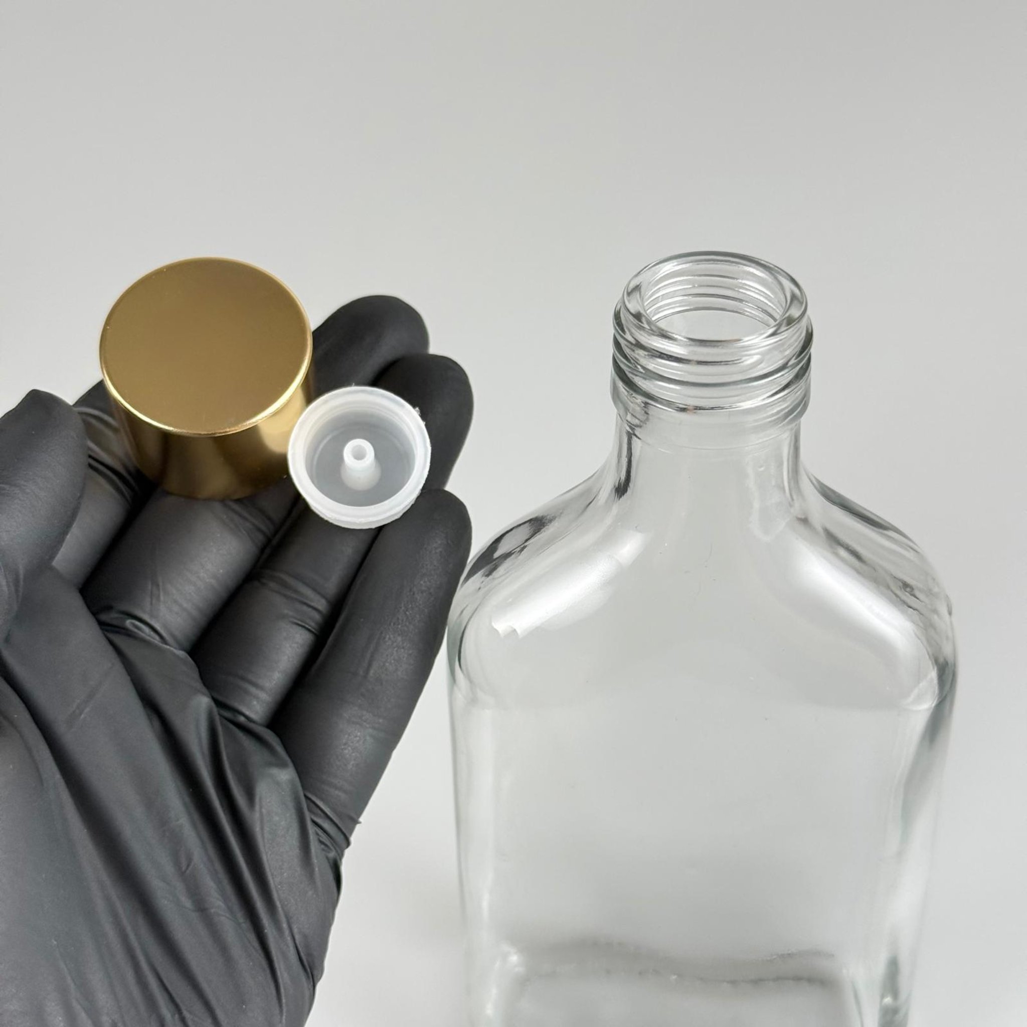 200 CC YASSI CAM ŞİŞE -  ALÜMİNYUM KAPLAMALI GOLD KAPAKLI + DAMLALIKLI KOLONYA TIPALI TAKIM - 200 ML CAM ŞİŞE