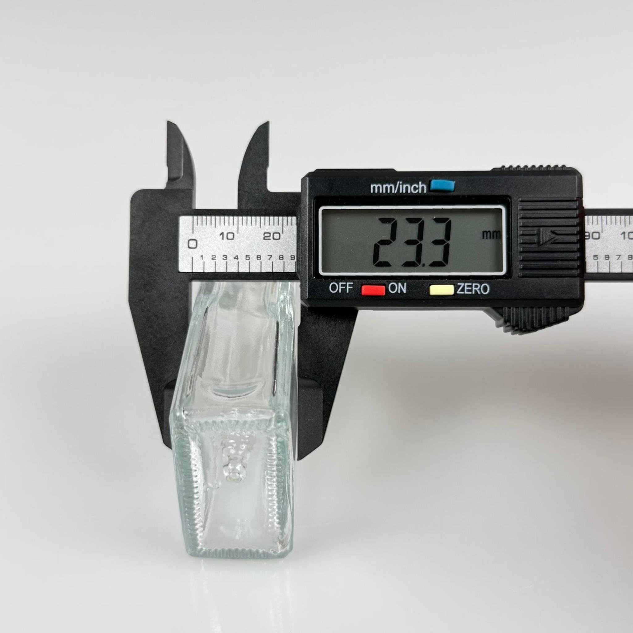 50 CC YASSI DİKDÖRTGEN PRESTİJLİ CAM DAMLALIKLI ŞİŞE - BEYAZ EMZİK - GÜMÜŞ METALİK KAPAK - 50 ML CAM DAMLALIKLI ŞİŞE - DAMLALIKLI BOŞ ŞİŞE