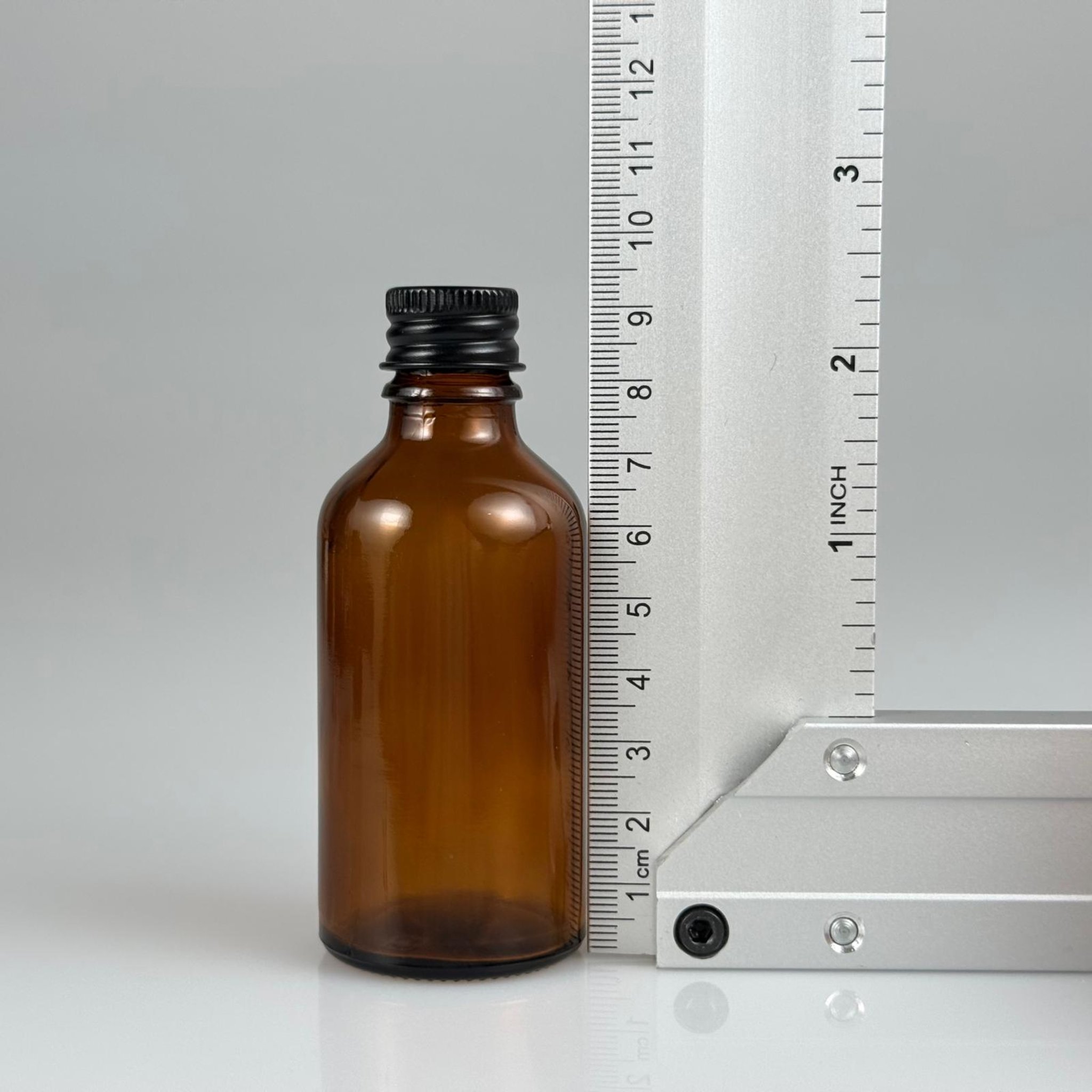 50 CC AMBER CAM ŞİŞE + KÖPÜK CONTALI SİYAH ALÜMİNYUM METAL KAPAKLI + DAMLALIKLI KOLONYA TIPALI TAKIM - 50 ML KAHVERENGİ CAM ŞİŞE