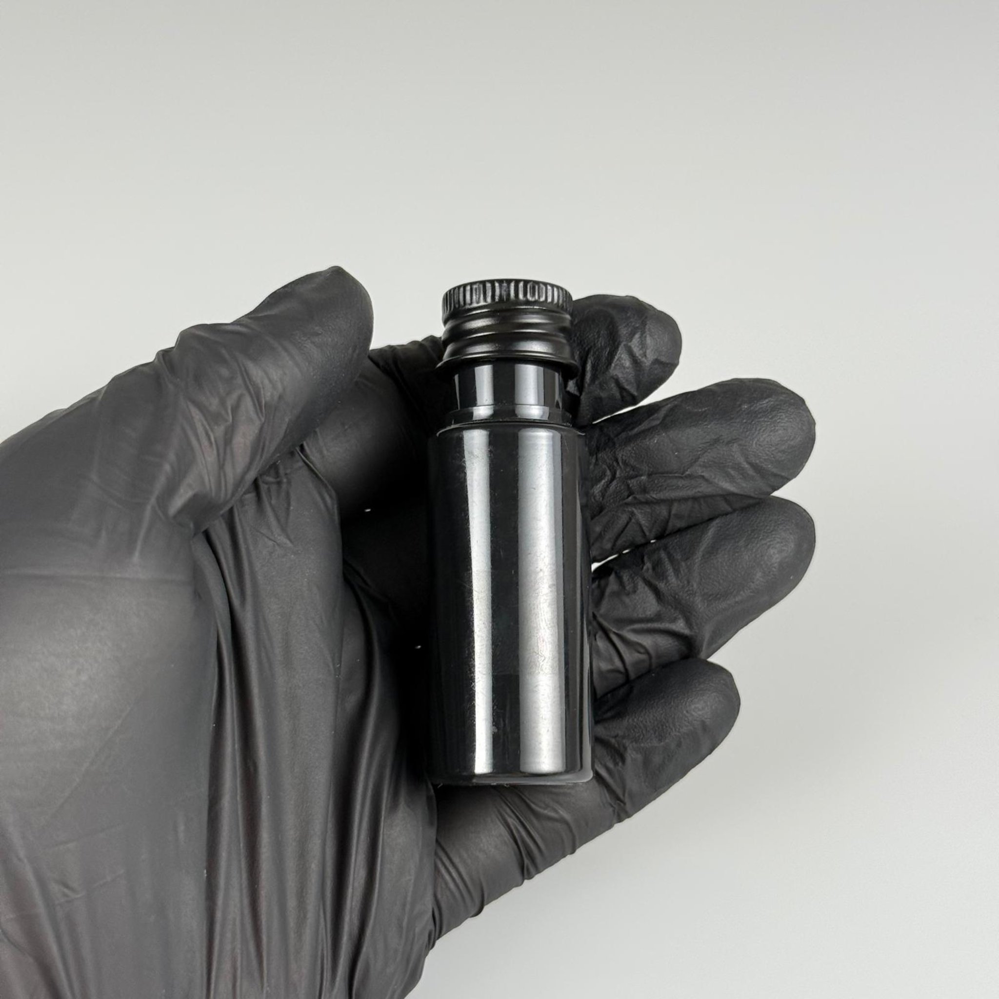 15 CC SİYAH SİLİNDİR PET ŞİŞE + KÖPÜK CONTALI SİYAH ALÜMİNYUM METAL KAPAKLI + KÖR TIPALI TAKIML - 15 ML SİYAH PET ŞİŞE