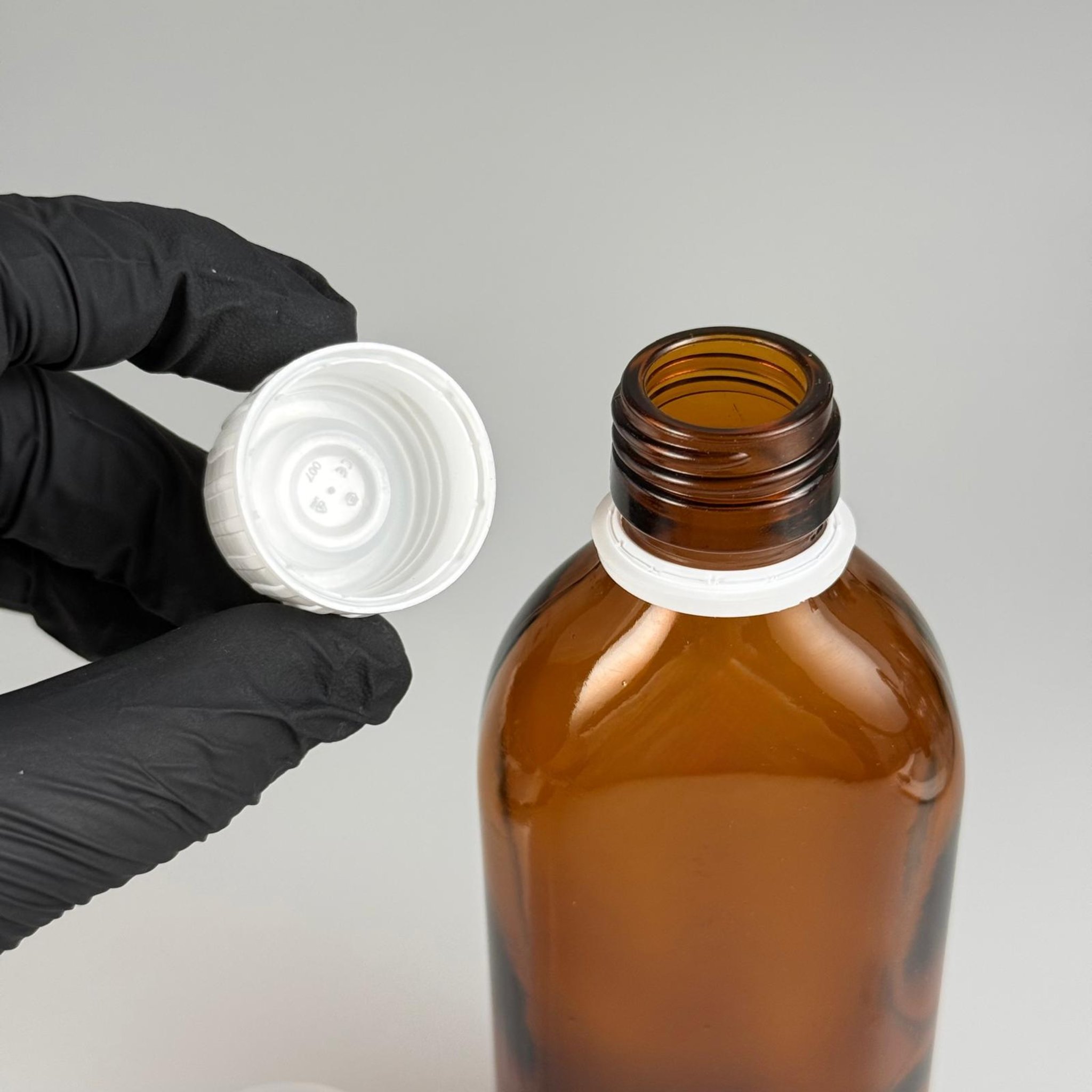 150 CC AMBER YASSI CAM ŞİŞE + BEYAZ KİLİTLİ PLASTİK KAPAK + 15 ML ÖLÇEK TAKIM - 150 ML YASSI CAM ŞİŞE