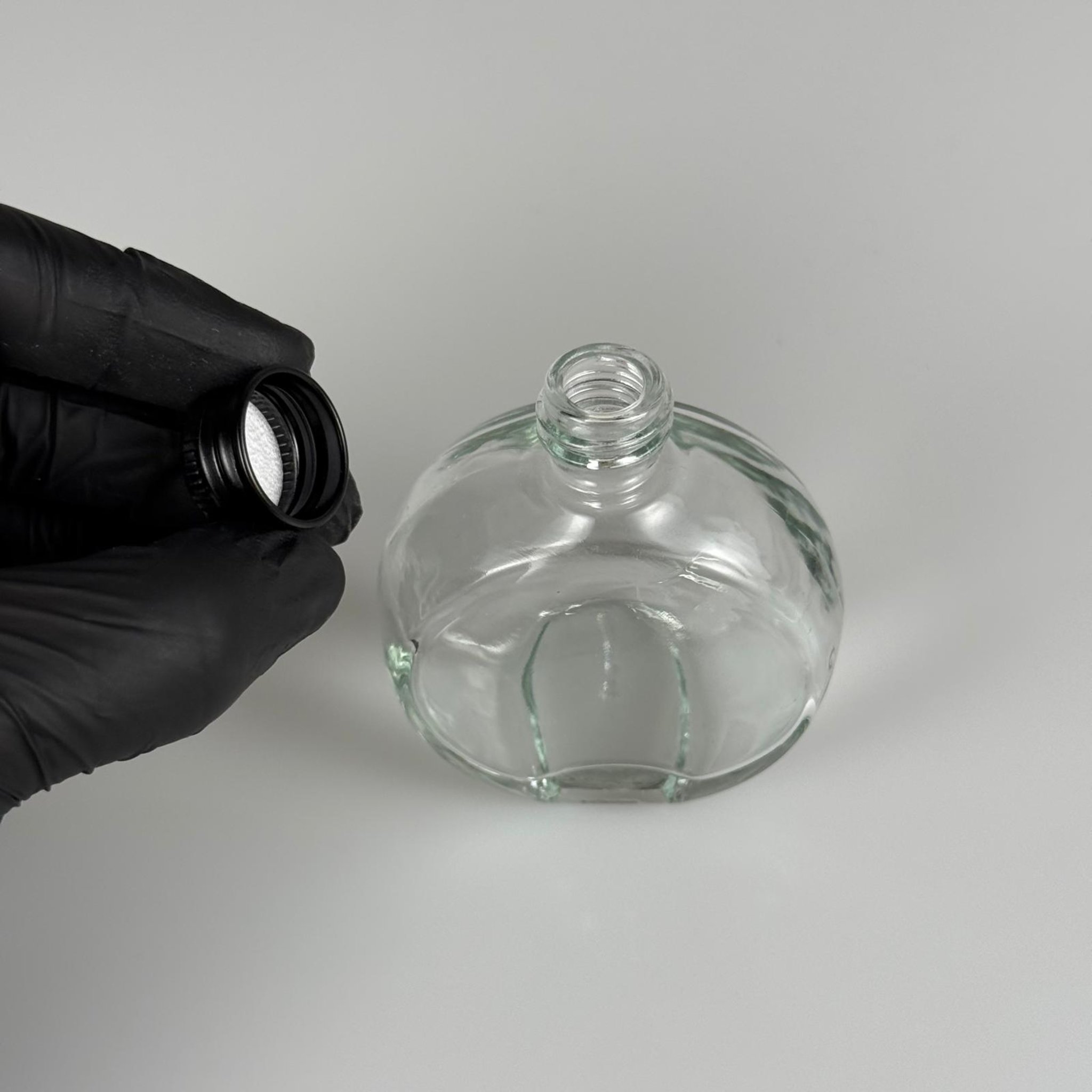 50 CC OVAL YASSI YUVARLAK CAM ŞİŞE + SİYAH ALÜMİNYUM METAL KAPAKLI TAKIM - 50 ML ŞEFFAF CAM ŞİŞE