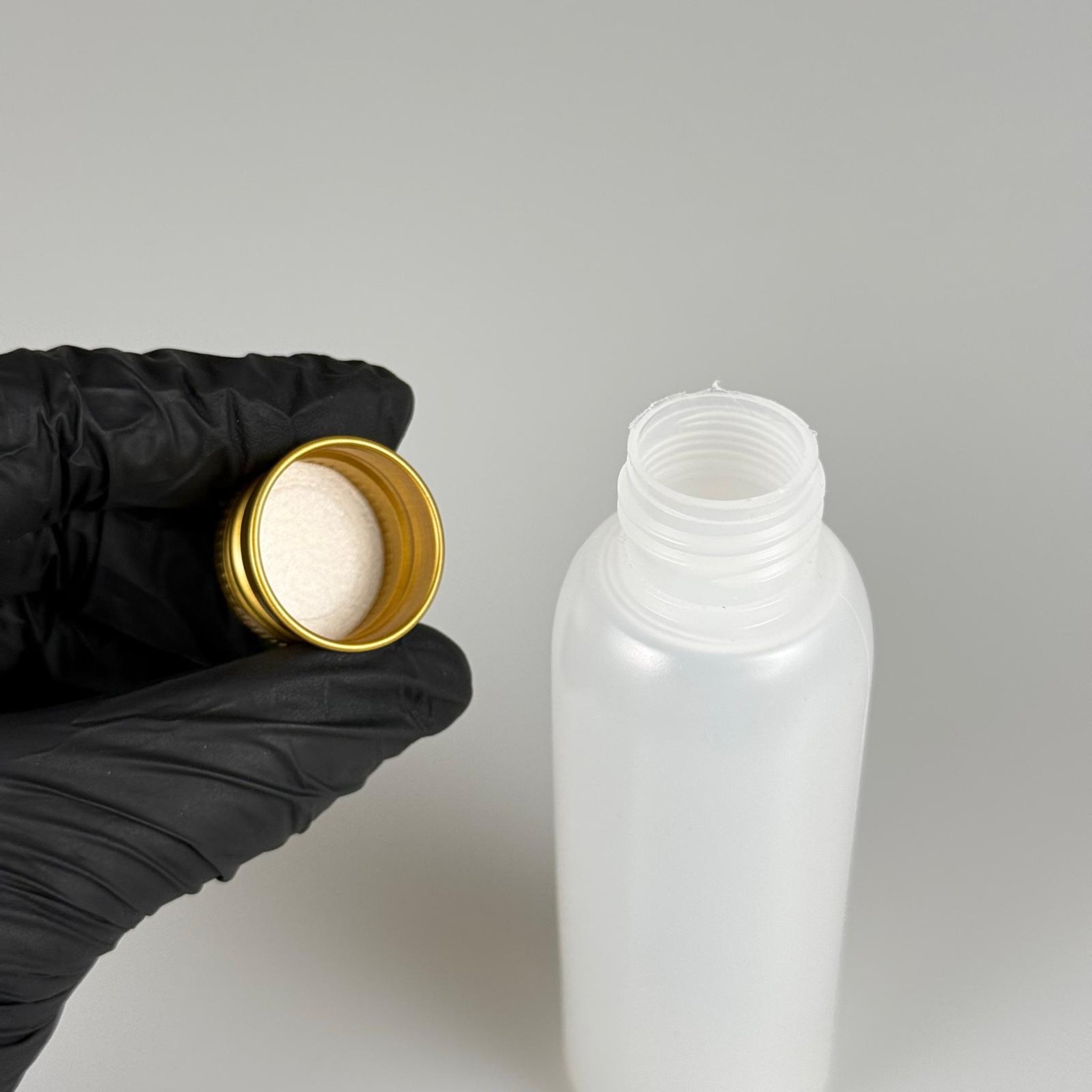 100 ML SIKILABİLİR YUMUŞAK PE POLİETİLEN PLASTİK ASETON ŞİŞESİ ( 24 AĞIZ ) + KÖPÜK CONTALI GOLD METAL ALÜMİNYUM KAPAKLI TAKIM - 100 cc sos, yağ, kartuş, mürekkep vb için boş şişeler