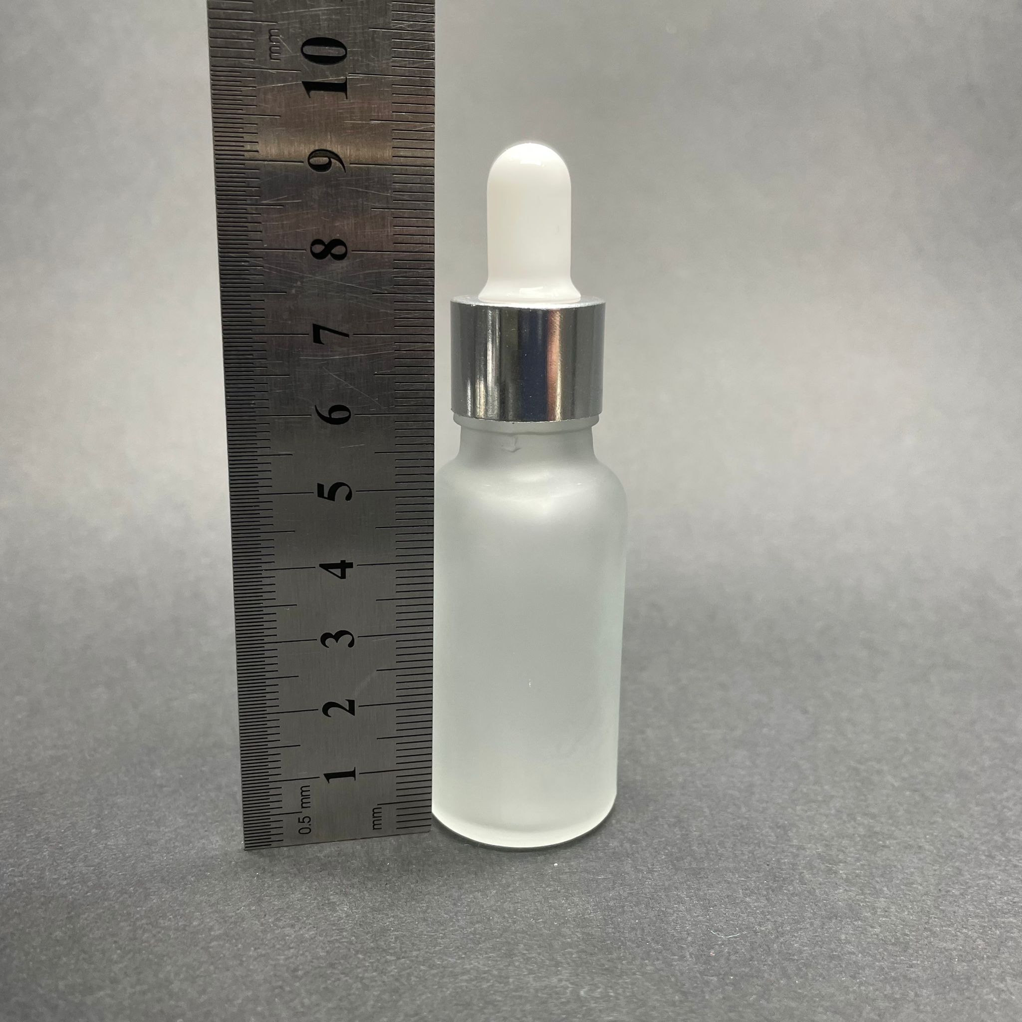 20 CC BUZLU CAM DAMLALIKLI ŞİŞE - BEYAZ EMZİK - GÜMÜŞ METAL KAPAK - 20 ML BUZLU CAM DAMLALIKLI ŞİŞE - SERUM ŞİŞESİ DAMLALIKLI - BOŞ SERUM ŞİŞESİ - TOPTAN DAMLALIKLI ŞİŞE